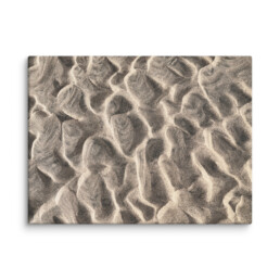 Experimente una vista detallada de una superficie arenosa con patrones en forma de olas esculpidos por el viento o el agua, que recuerdan el cautivador paisaje de La Palma. El diseño orgánico de arena, capturado en 