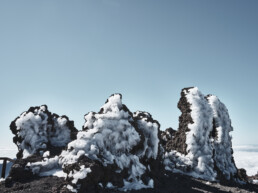 Experimente el dramático contraste de las rocas volcánicas cubiertas de nieve contra un cielo azul claro con el 