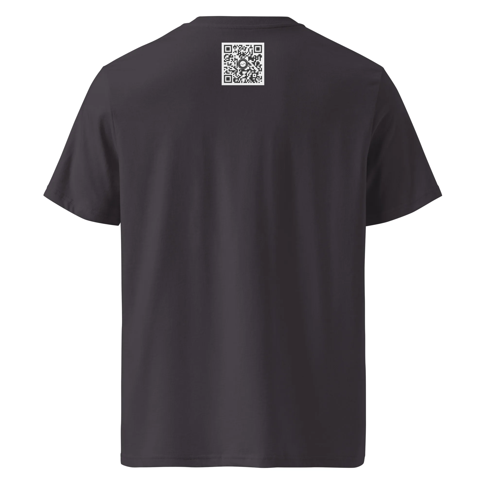 La camiseta unisex Telescopios del Roque de los Muchachos es una camiseta negra que lleva impreso en la parte superior de la espalda un código QR de Volcanica Productions. Tiene un diseño sencillo y clásico con mangas cortas y cuello redondo, lo que la hace perfecta para los amantes del arte con la belleza natural de La Palma como telón de fondo.