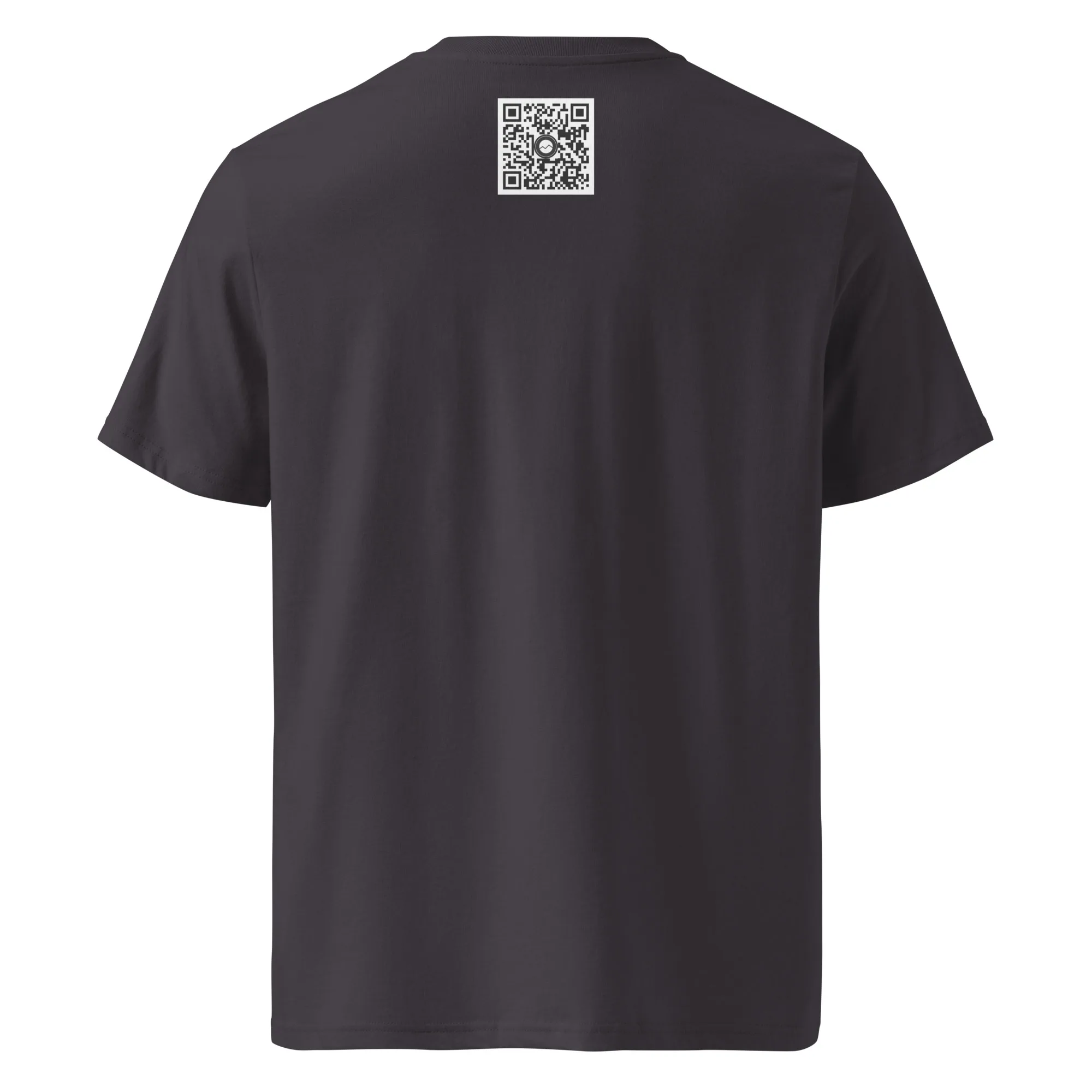 La camiseta unisex Amanecer desde el Roque de los Muchachos presenta un llamativo diseño de camiseta negra, adornado con un código QR en la parte superior de la espalda que contrasta marcadamente con un fondo blanco simple, combinando tecnología y moda. Inspirándose en Arte Decorativo, eleva con elegancia la ropa informal.