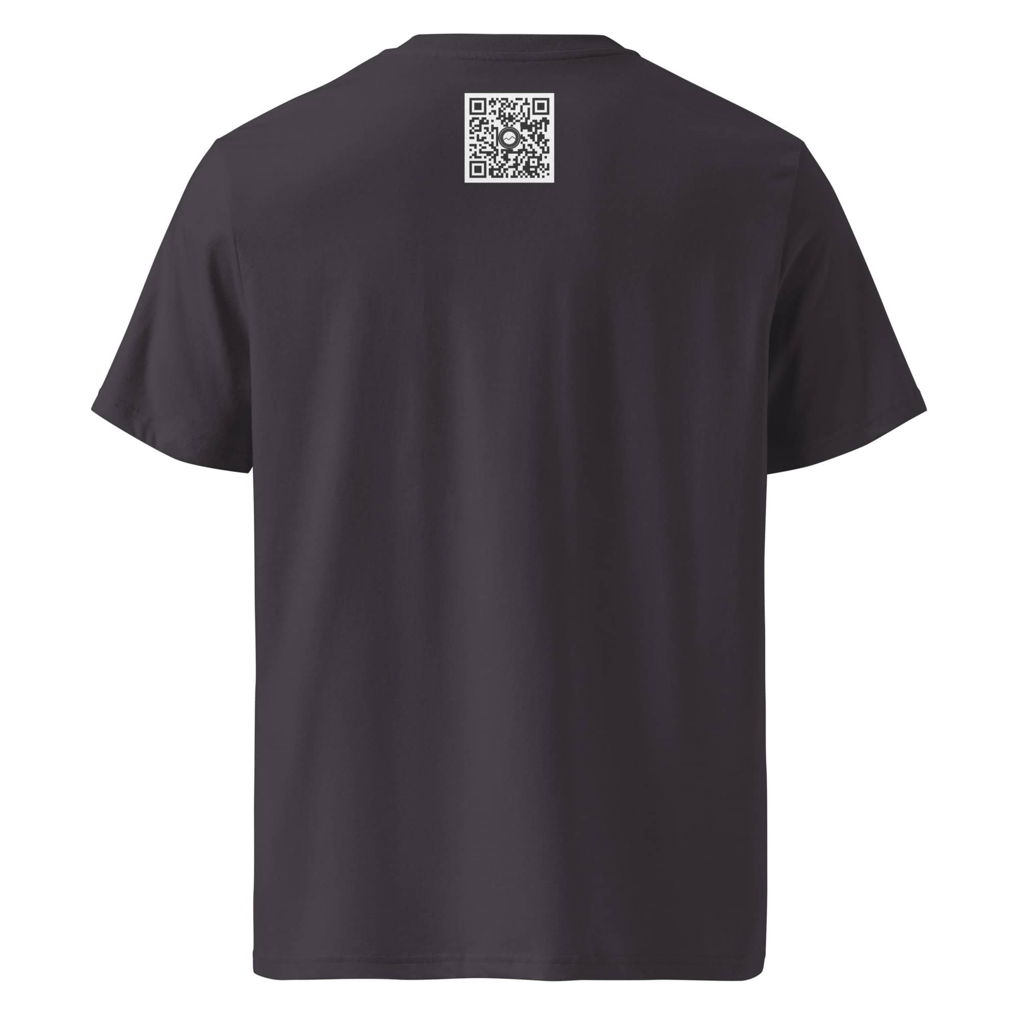 La camiseta unisex Sotavento es una camiseta negra con un código QR de Volcanica Productions impreso en la parte superior central de la espalda. La camiseta mantiene una estética minimalista sin diseños ni textos adicionales, combinando sencillez y estilo moderno. Ideal para expresar tu estilo mientras te mantienes conectado con la vibrante cultura de La Palma.