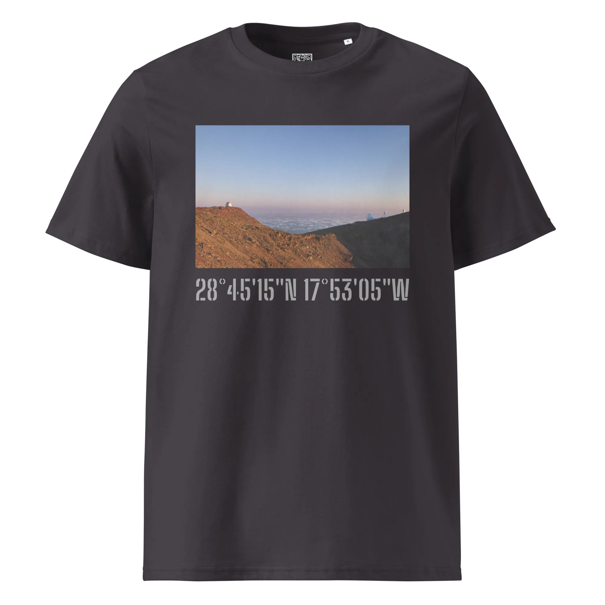 Camiseta unisex Telescopios del Roque de los Muchachos de color negro que muestra un paisaje montañoso de La Palma en la parte delantera. La imagen muestra una amplia vista del horizonte bajo un cielo despejado, acompañada de las coordenadas (28°4515N 17°5305W) que representan el Arte Decorativo. Disponible en nuestra tienda online.