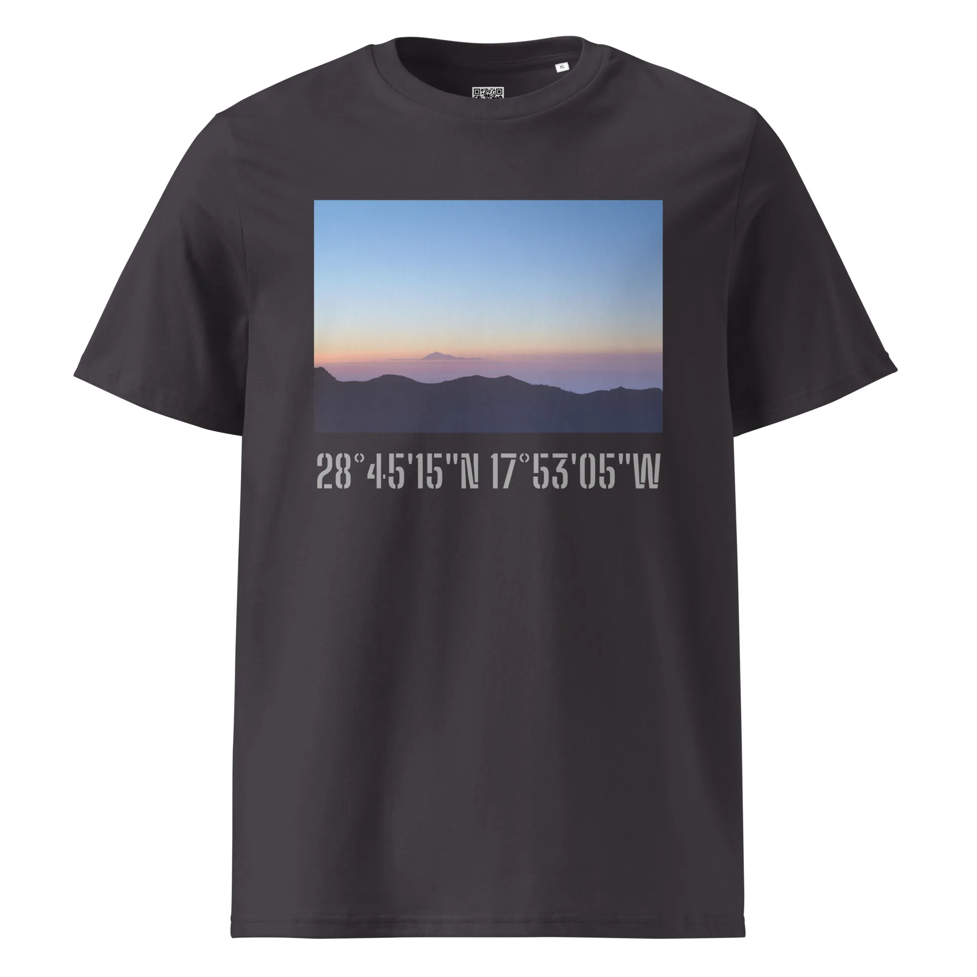 La camiseta unisex "Amanecer desde el Roque de los Muchachos" presenta un hermoso diseño en negro con una fotografía de un horizonte al atardecer que resalta las montañas distantes, que recuerdan los impresionantes paisajes de La Palma. Debajo de la imagen, las coordenadas (28°4515N 17°5305W) agregan un elemento intrigante a esta pieza de arte para vestir.