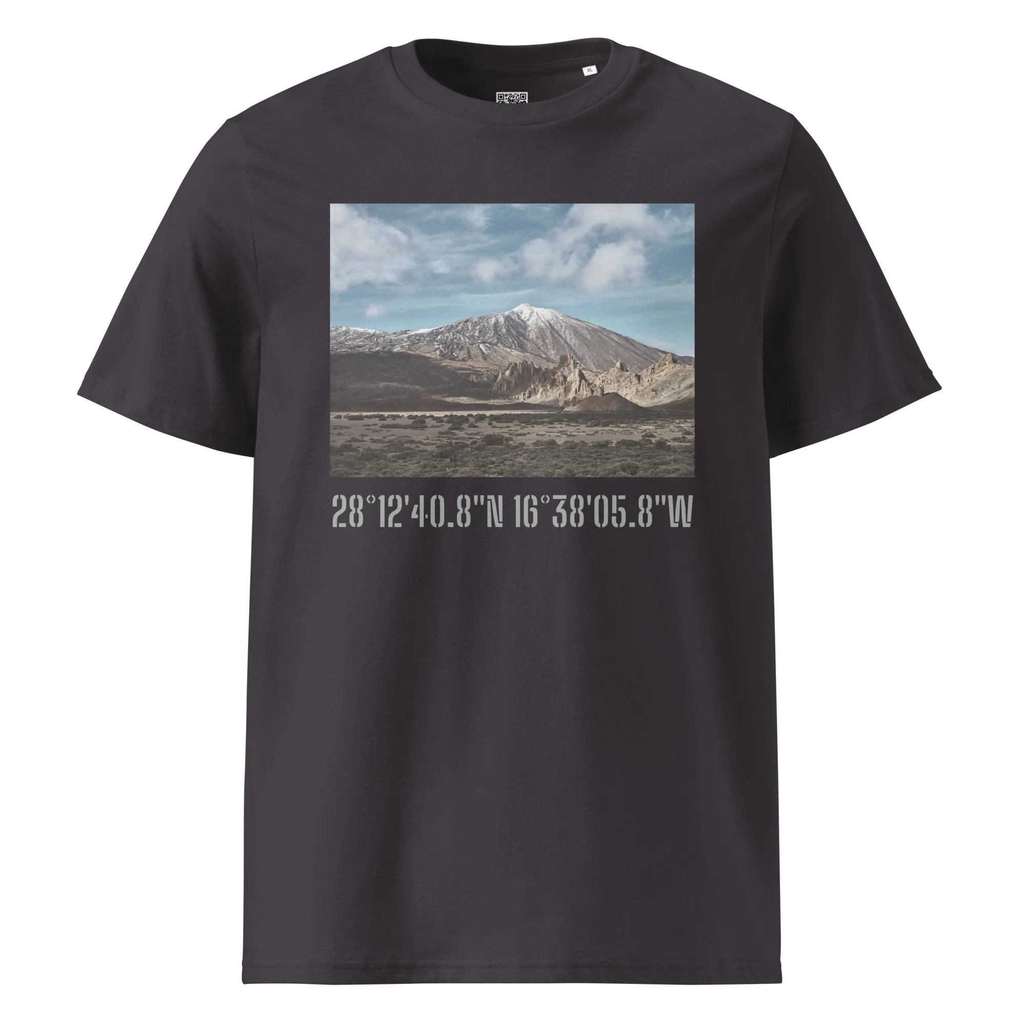 Camiseta unisex Teide Nevado de color negro que muestra una imagen de paisaje de Paisajes Canarios con una montaña bajo un cielo nublado. Debajo de la imagen se encuentran las coordenadas geográficas: 28°1240.8N 16°3805.8W, que encapsulan la belleza natural de La Palma con el estilo distintivo del Arte Decorativo.