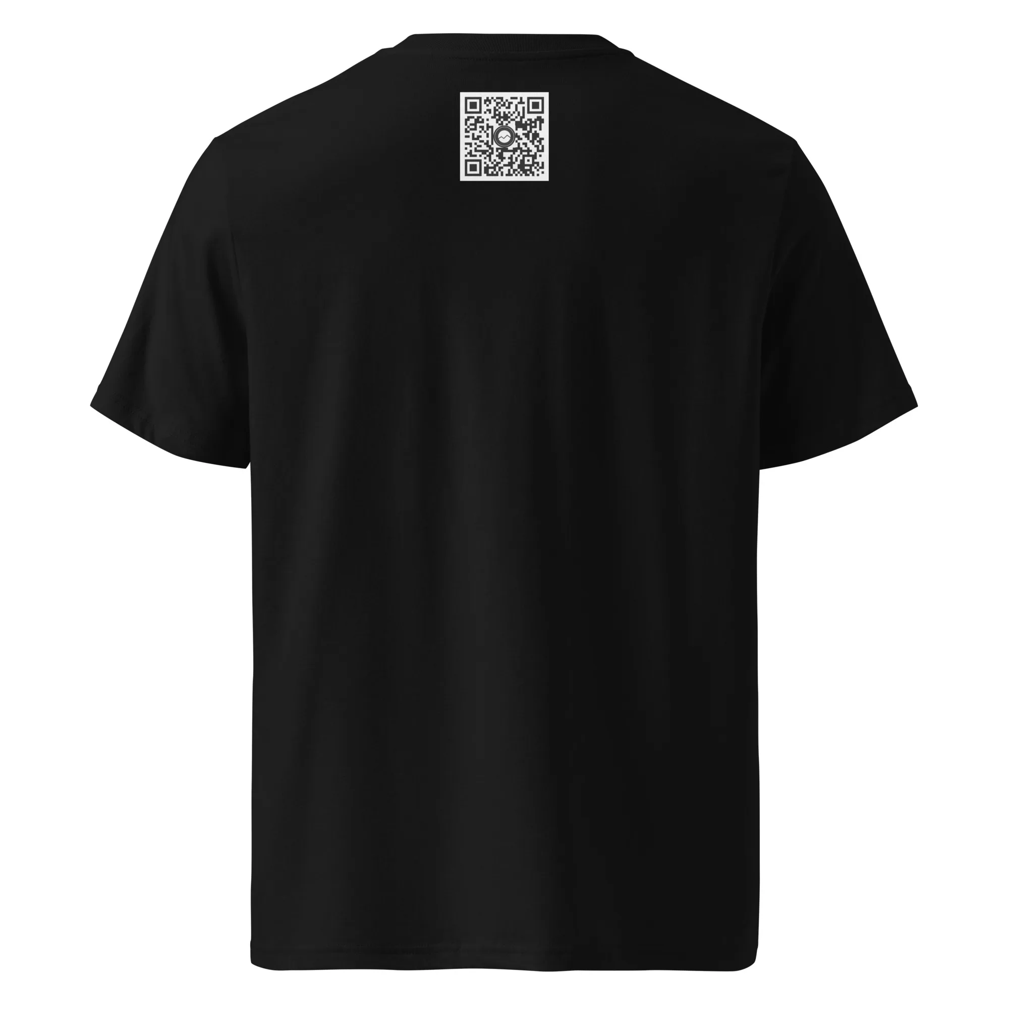 La camiseta unisex Sotavento de Volcanica Productions es una camiseta negra con un diseño de código QR en un lugar destacado cerca del escote. Sobre un fondo blanco liso, esta pieza irradia un estilo artístico que recuerda al arte decorativo.
