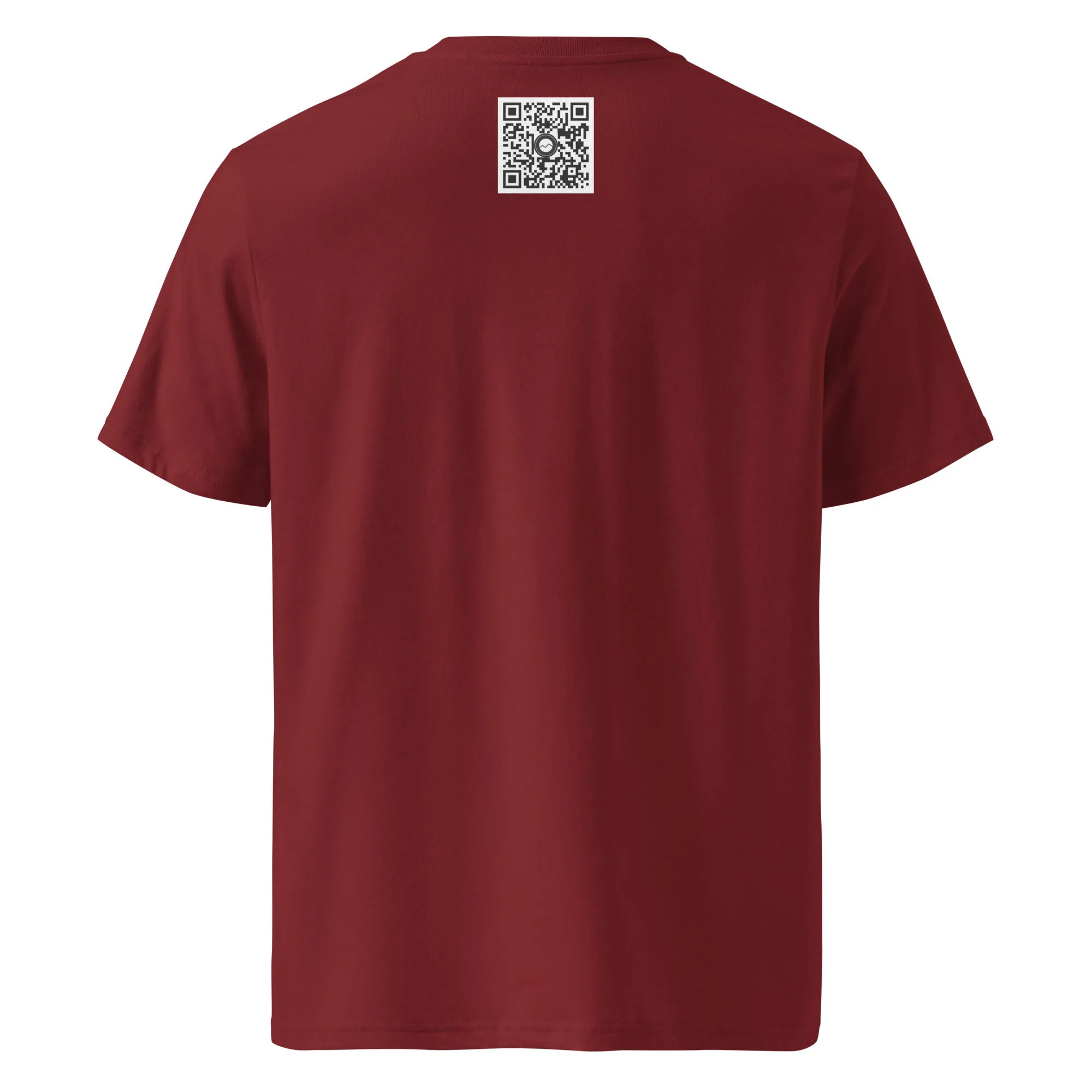 En la parte posterior se muestra la camiseta unisex Los Ajaches en color granate, con un código QR de Volcanica Productions impreso en la parte superior central. La camiseta tiene un diseño simple y sencillo.