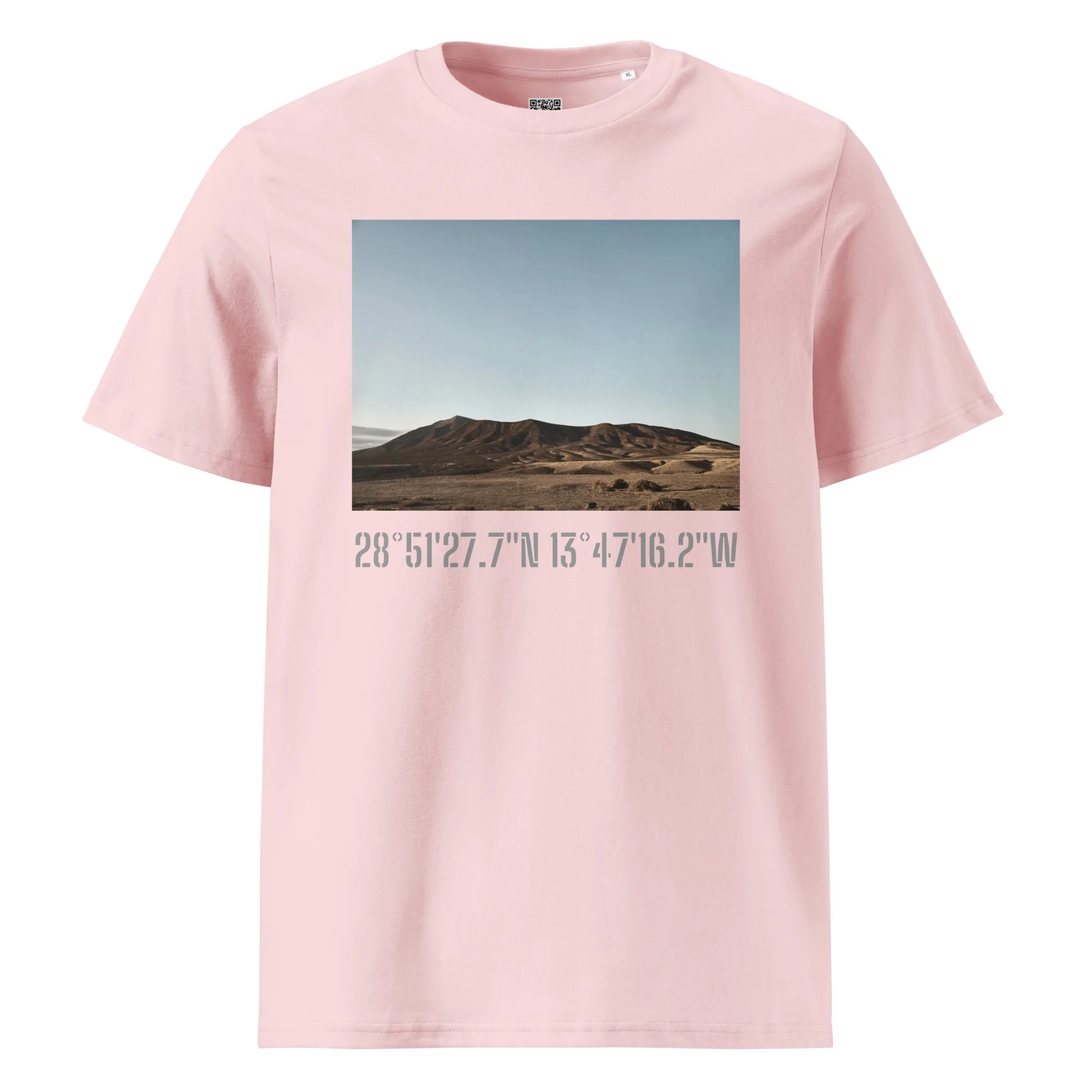 La camiseta unisex Los Ajaches presenta un paisaje impresionante de un desierto con colinas bajo un cielo azul claro. Las coordenadas GPS 28°51'27.7"N 13°47'16.2"W están impresas debajo de la imagen, lo que agrega un elemento de intriga y aventura inspirado en Fotografías impresas y muestra el distintivo Arte Decorativo.