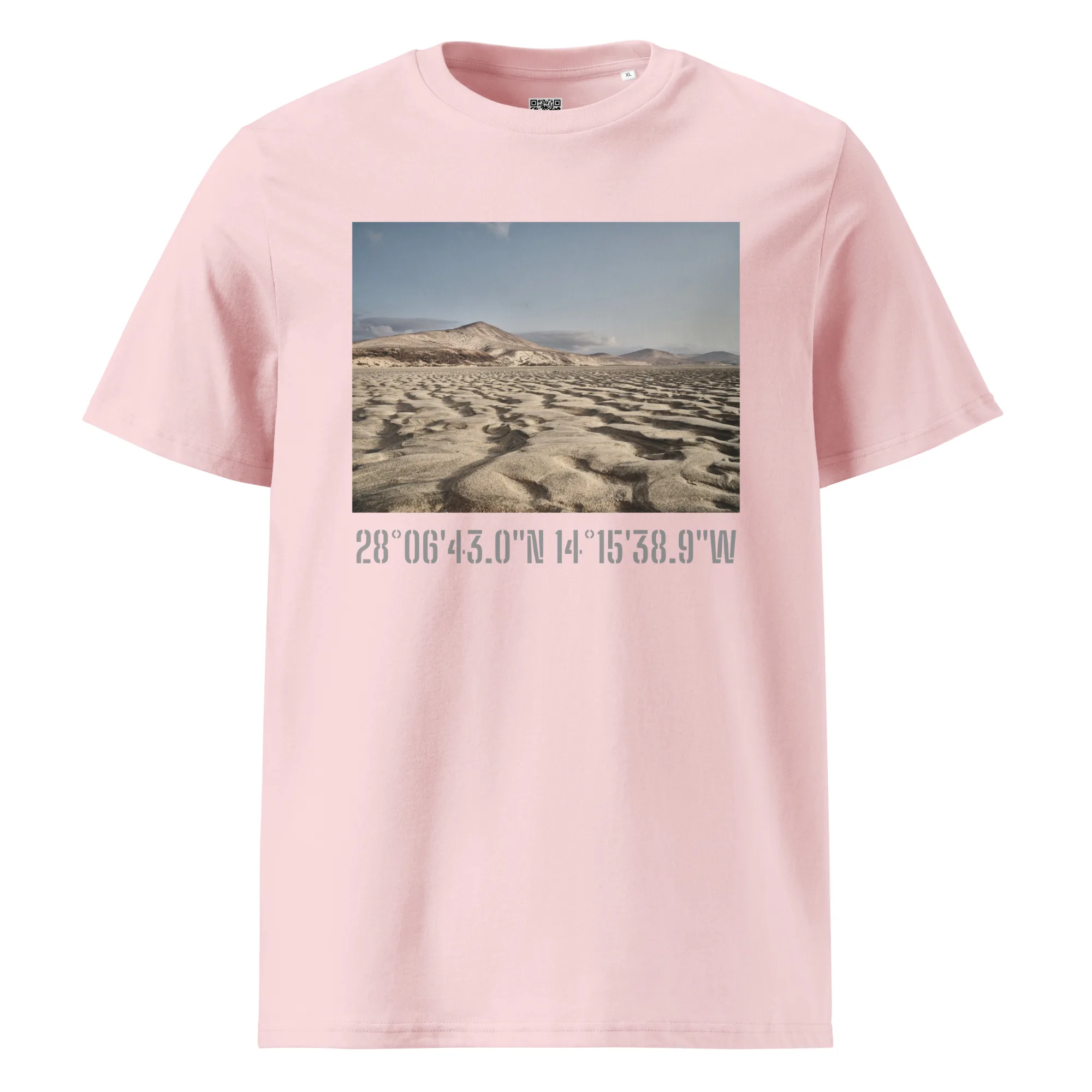 La camiseta unisex Sotavento es una camiseta rosa que muestra un impresionante paisaje desértico con ondulantes dunas de arena bajo un cielo despejado. Debajo de la imagen, encontrarás las coordenadas 28°0643.0N 14°1538.9W. Inspirada en La Palma, esta pieza añade un toque de Arte Decorativo a tu armario y está disponible exclusivamente en nuestra Tienda Online.