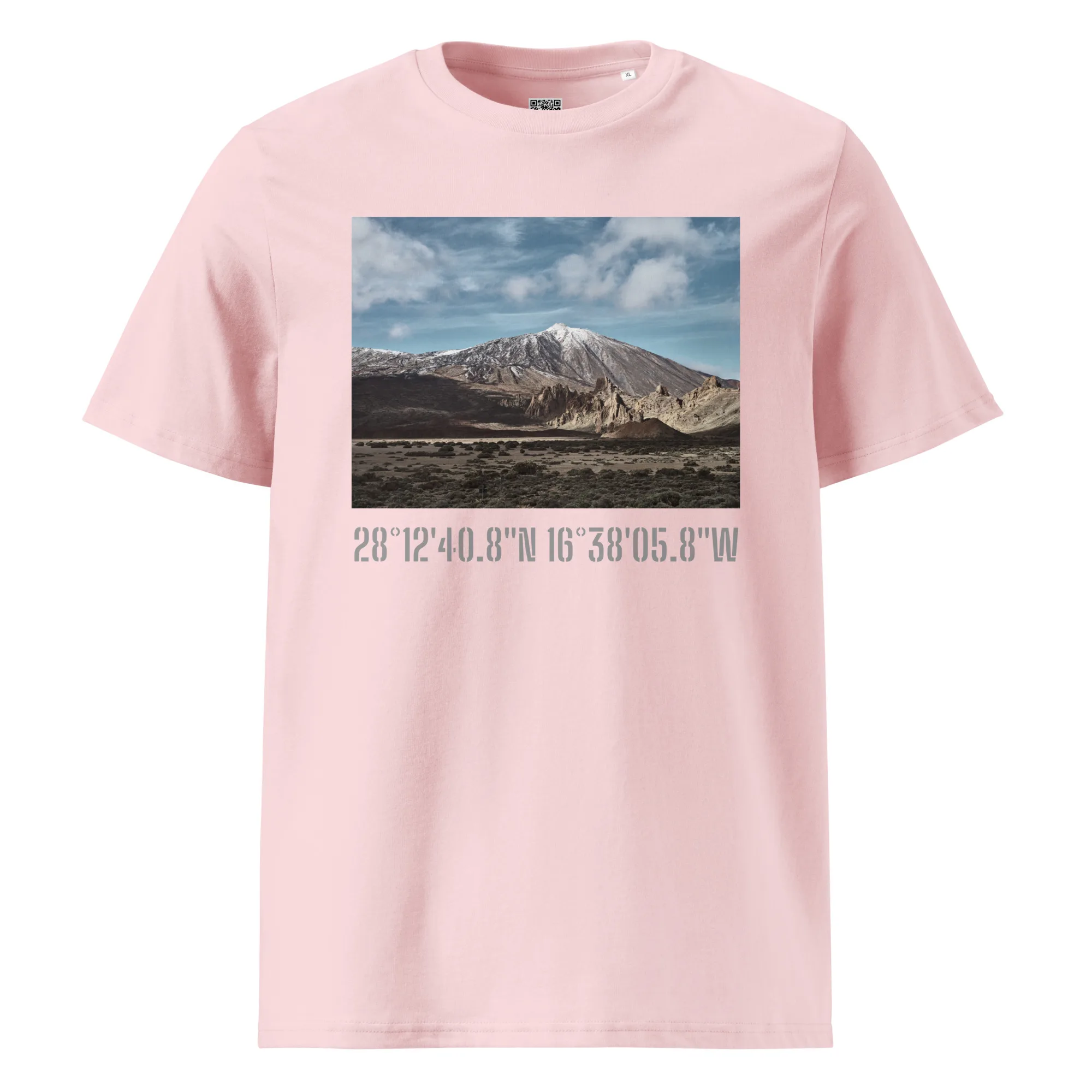 La camiseta unisex Teide Nevado de Volcanica Productions presenta una camiseta rosa adornada con una imagen de paisaje que representa un terreno extenso y una montaña imponente debajo de un cielo parcialmente nublado. Las coordenadas 28°1240.8N 16°3805.8W debajo de la imagen resaltan el espíritu de Paisajes Canarios, específicamente La Palma.