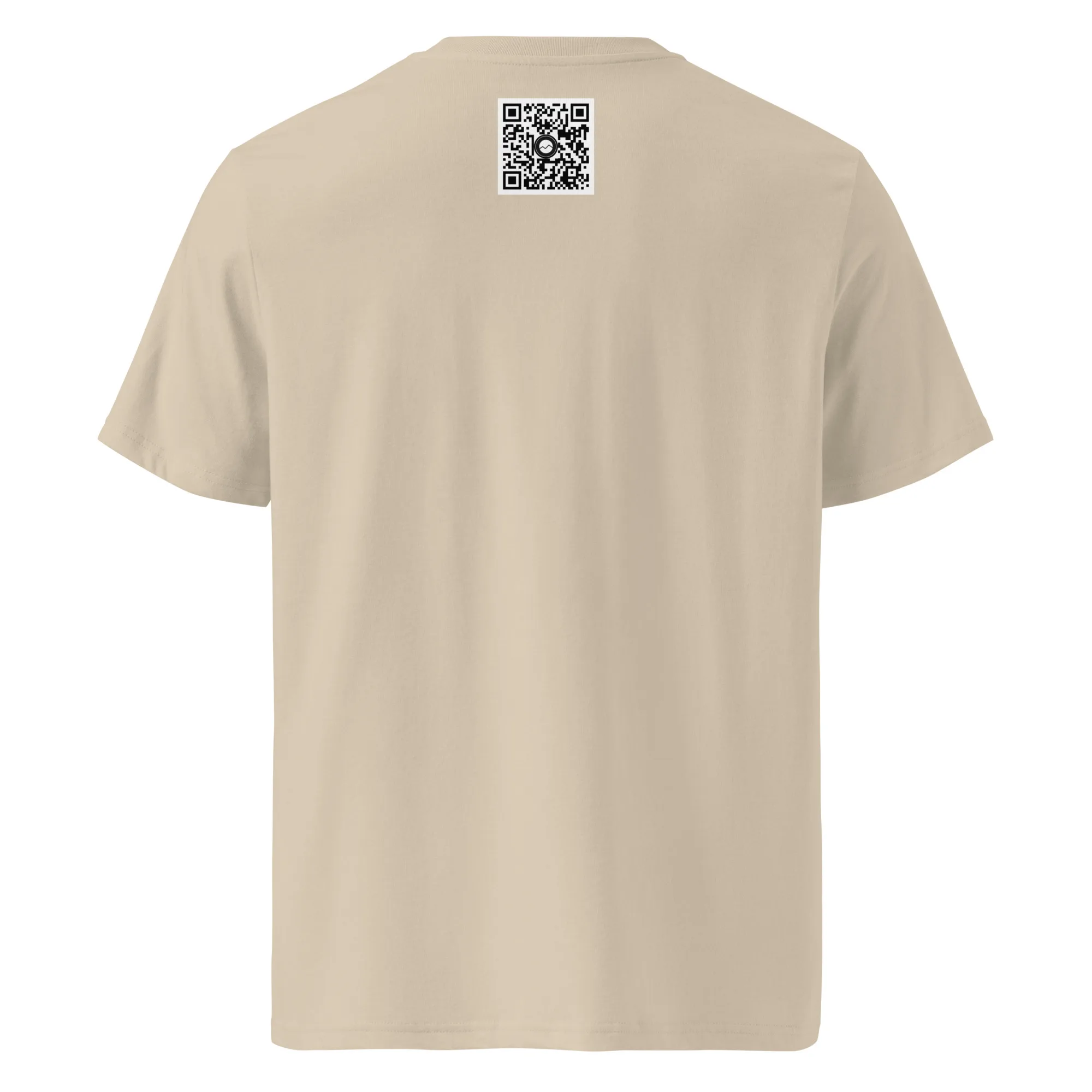 En la parte superior de la espalda está estampada la Camiseta unisex Amanecer desde el Roque de los Muchachos, una camiseta de color beige que muestra un código QR que recuerda a Fotografías impresas. Esta camiseta, que refleja el sereno encanto de Paisajes Canarios, se muestra sobre un fondo blanco.