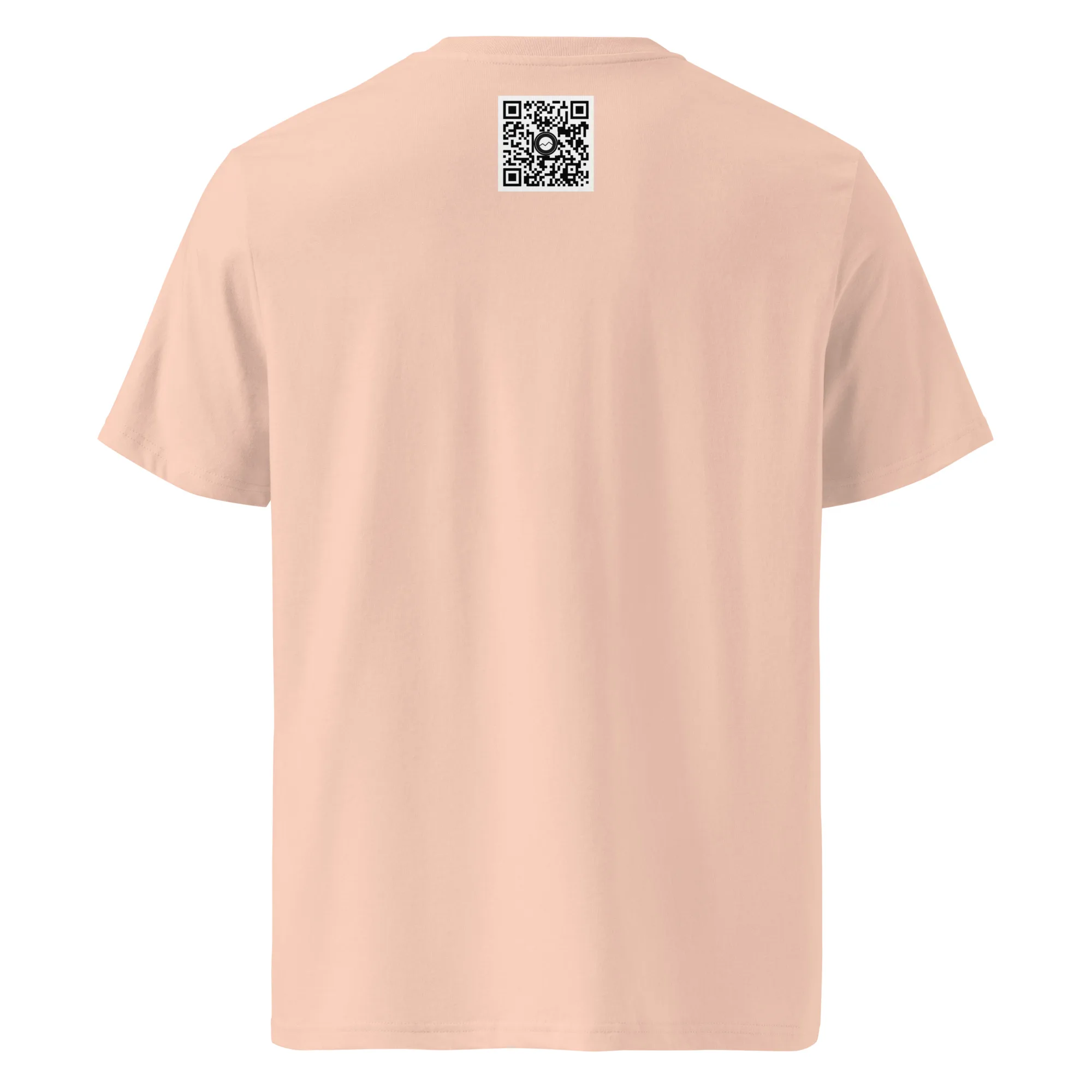 La parte posterior de la camiseta unisex beige Telescopios del Roque de los Muchachos muestra un código QR en blanco y negro cerca del centro superior. Como parte de la colección única de Volcanica Productions, esta pieza combina un estilo informal con un toque innovador, que te anima a explorar más a través de su diseño minimalista.