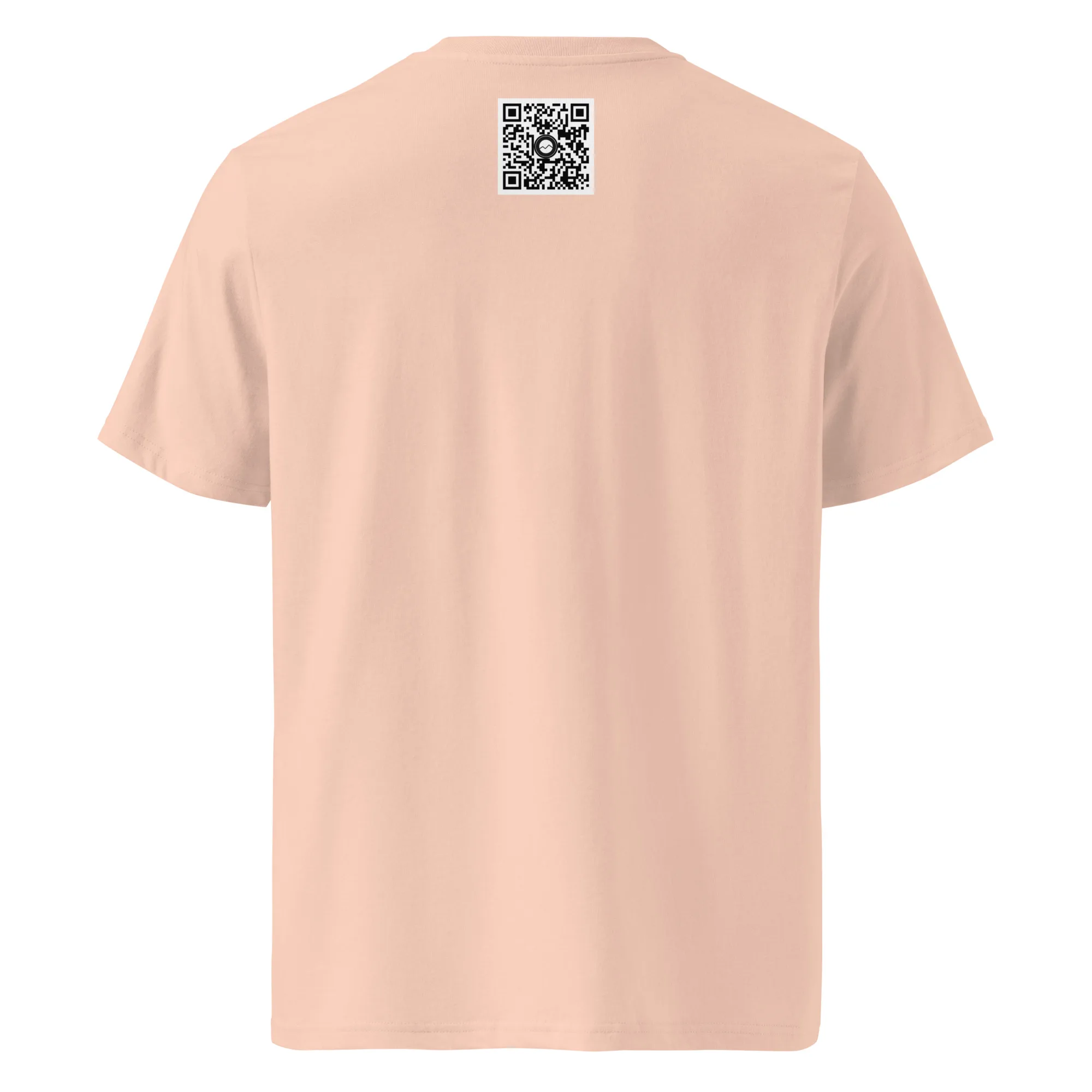 En la parte posterior, una "Camiseta unisex Amanecer desde el Roque de los Muchachos" en color beige muestra un código QR en blanco y negro centrado cerca del escote. Esta pieza de Arte Decorativo ofrece un diseño sencillo con mangas cortas, ideal para los fanáticos de la moda minimalista. Descúbrela en nuestra Tienda Online, inspirada en la elegancia de La Palma.