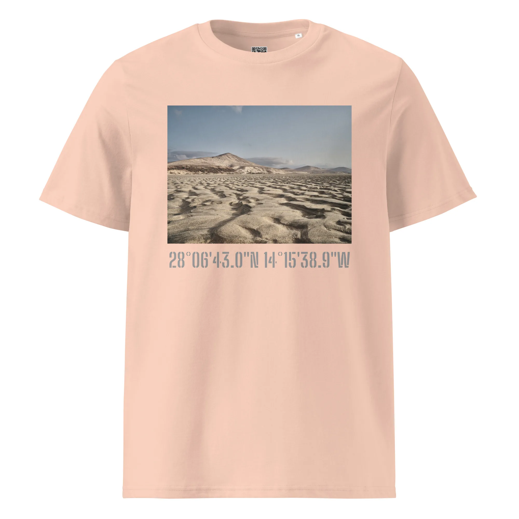 Presentamos la camiseta unisex Sotavento: una camiseta beige que muestra un impresionante paisaje desértico con dunas ondulantes y montañas lejanas bajo un cielo despejado. Debajo de esta cautivadora imagen, encontrarás las coordenadas 28°0643.0N 14°1538.9W elegantemente representadas en texto grande. Esta pieza integra a la perfección Fotografías impresas con Arte Decorativo, capturando hermosamente la esencia del encanto de La Palma.