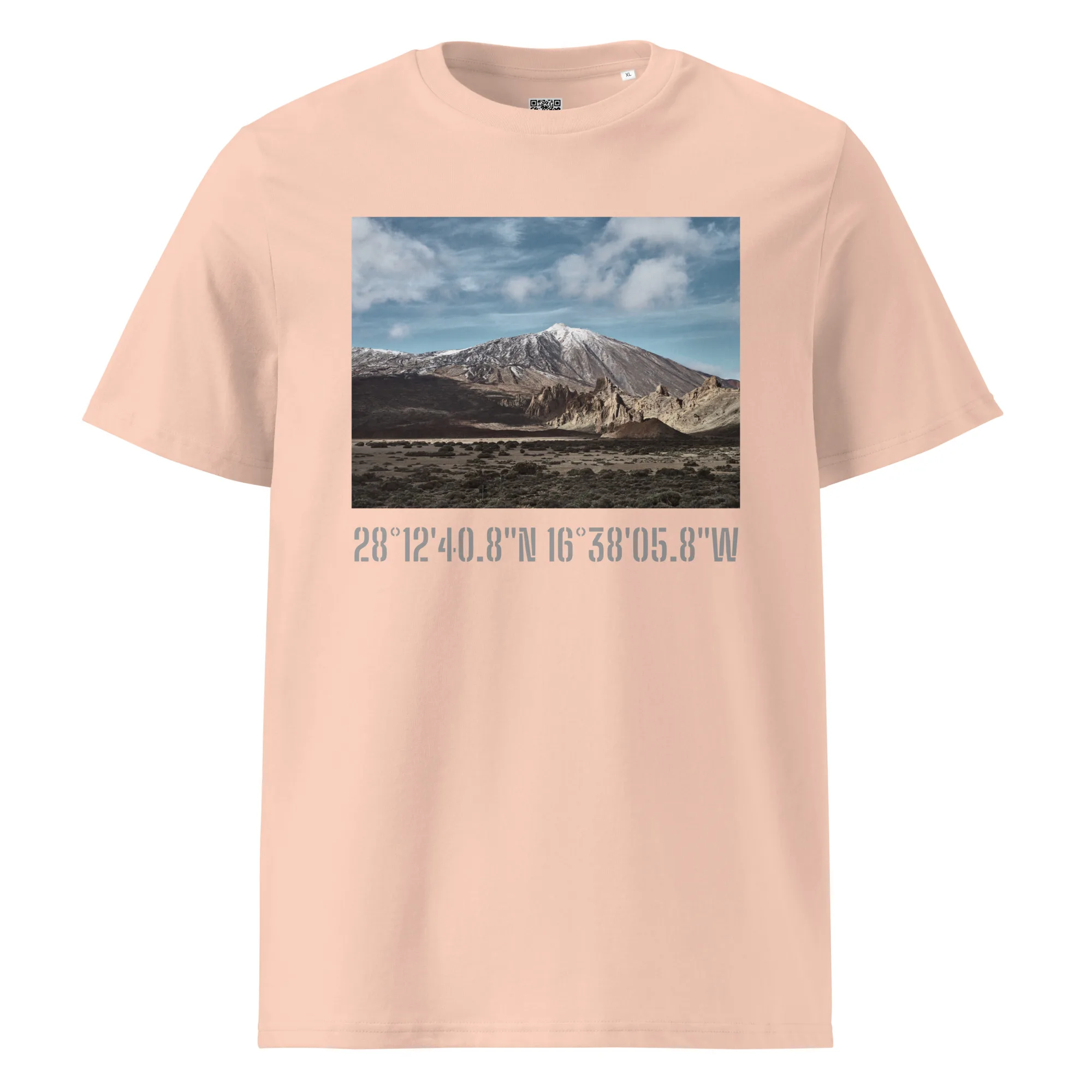 La camiseta unisex Teide Nevado presenta un diseño en color beige con un gráfico de un paisaje montañoso bajo un cielo parcialmente nublado, capturando la esencia de Paisajes Canarios. Debajo de la imagen, están impresas las coordenadas geográficas 28°1240.8N 16°3805.8W, evocando el espíritu de La Palma con fotografías impresas.