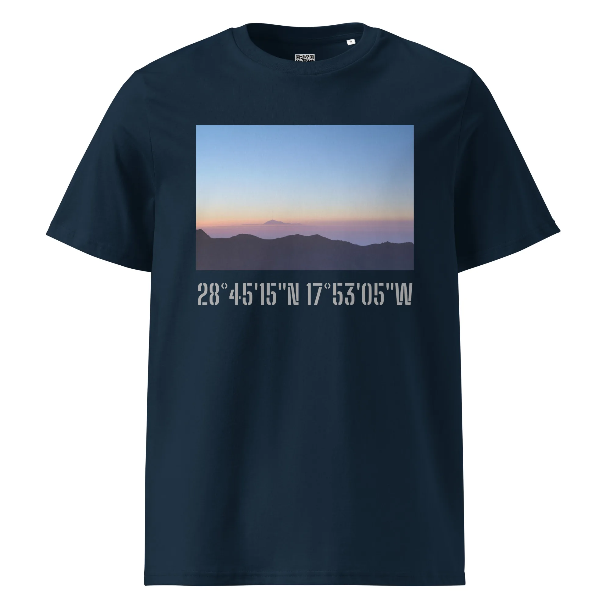 La camiseta unisex Amanecer desde el Roque de los Muchachos es una camiseta azul marino que presenta una fotografía panorámica de un atardecer o amanecer sobre las lejanas montañas de La Palma, con un cielo naranja y violeta como fondo. Debajo de esta cautivadora imagen, las coordenadas 28°4515'N 17°5305'W están impresas en negrita en blanco.
