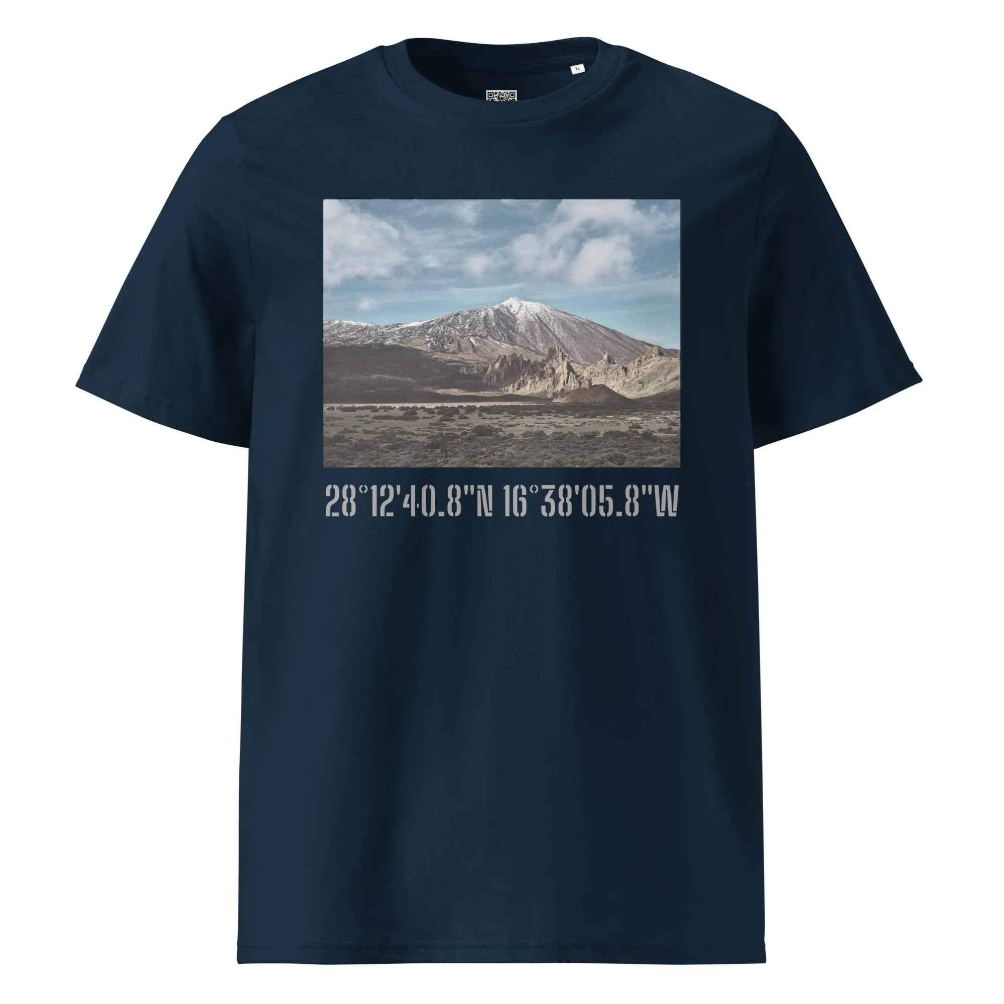 Echa un vistazo a la camiseta unisex Teide Nevado de Volcanica Productions. Esta camiseta azul marino presenta un paisaje escénico de una majestuosa montaña bajo un cielo parcialmente nublado. Debajo de este diseño artístico, encontrarás las coordenadas geográficas 28°1240.8N 16°3805.8W. Disponible ahora en Tienda Online.