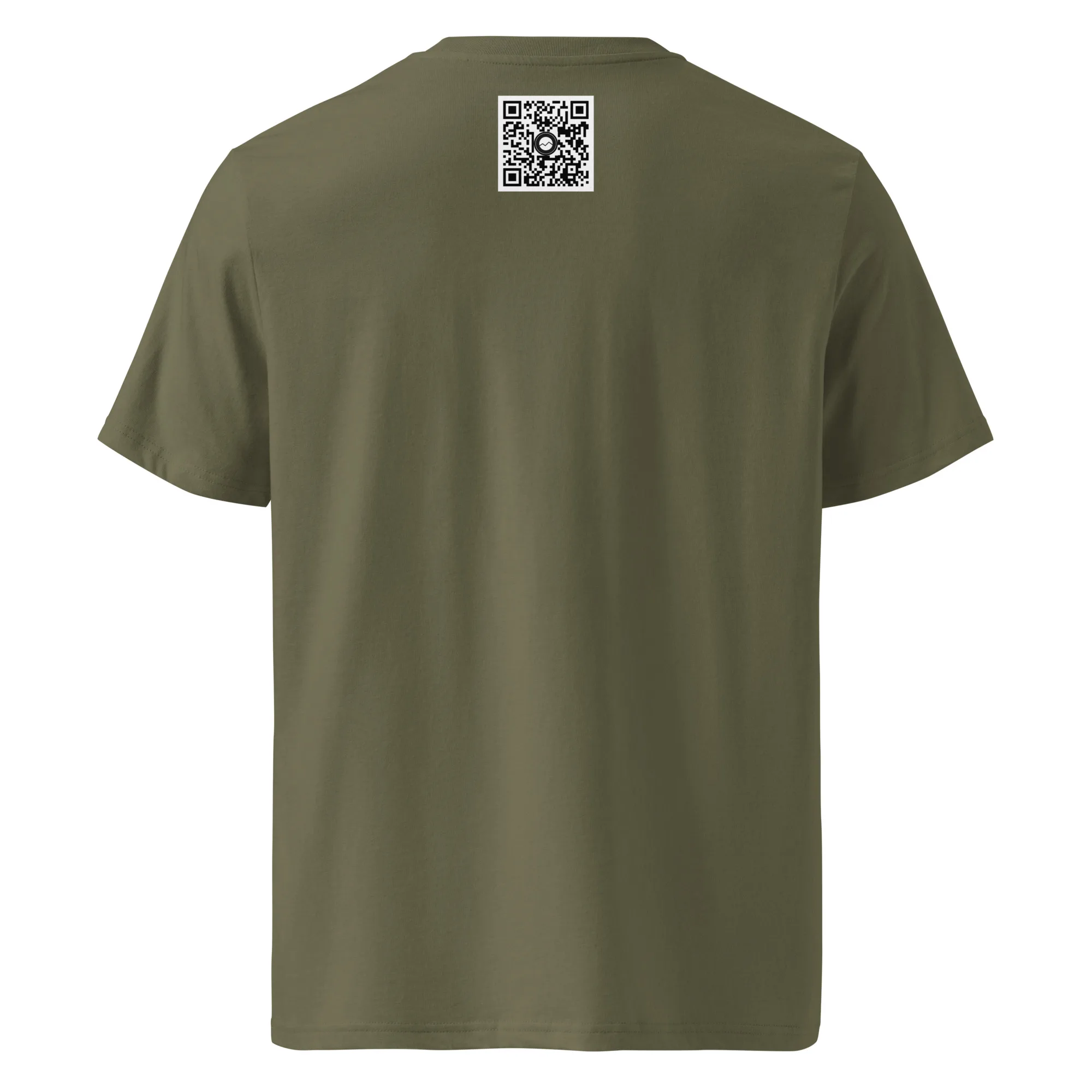 La parte trasera de la camiseta unisex Telescopios del Roque de los Muchachos de color verde oliva muestra un código QR en blanco y negro cerca del escote, confeccionado por Volcanica Productions. Con su diseño sencillo y mangas cortas, esta camiseta combina a la perfección un estilo informal con un toque creativo.