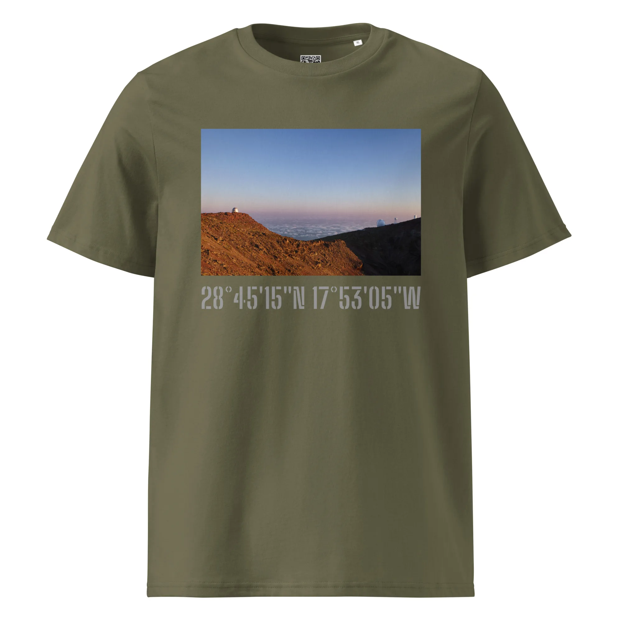 Camiseta unisex Telescopios del Roque de los Muchachos en color verde oliva, que muestra una imagen escénica de Paisajes Canarios con montañas y un cielo despejado. Debajo de la imagen de La Palma, se muestran las coordenadas geográficas 28°4515N 17°5305W, que ejemplifican unas impresionantes Fotografías impresas.