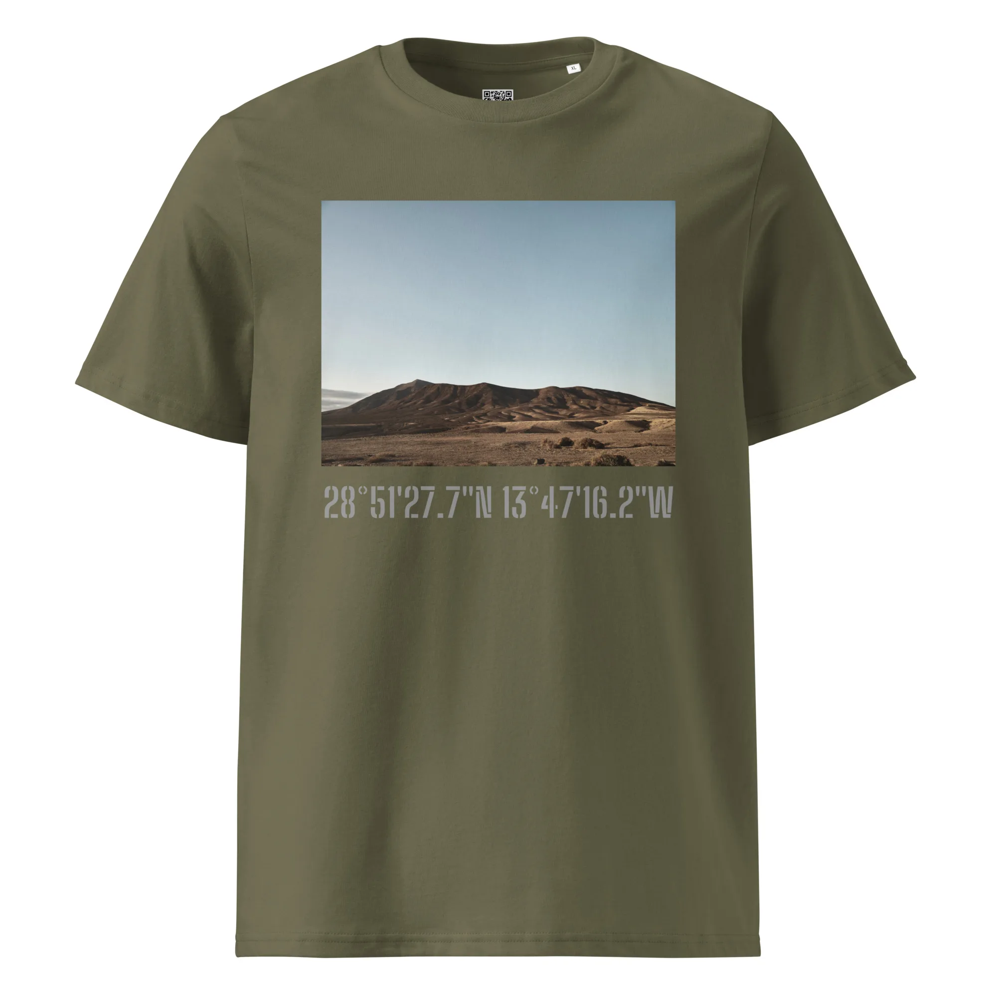 La camiseta unisex Los Ajaches en color verde oliva muestra una imagen de paisaje de una montaña bajo un cielo azul claro, capturando la esencia de Paisajes Canarios. Las coordenadas en gris claro, 28°51’27.7”N 13°47’16.2”W, están impresas debajo del diseño. Esta obra de arte para vestir es de fácil acceso a través de Tienda Online.