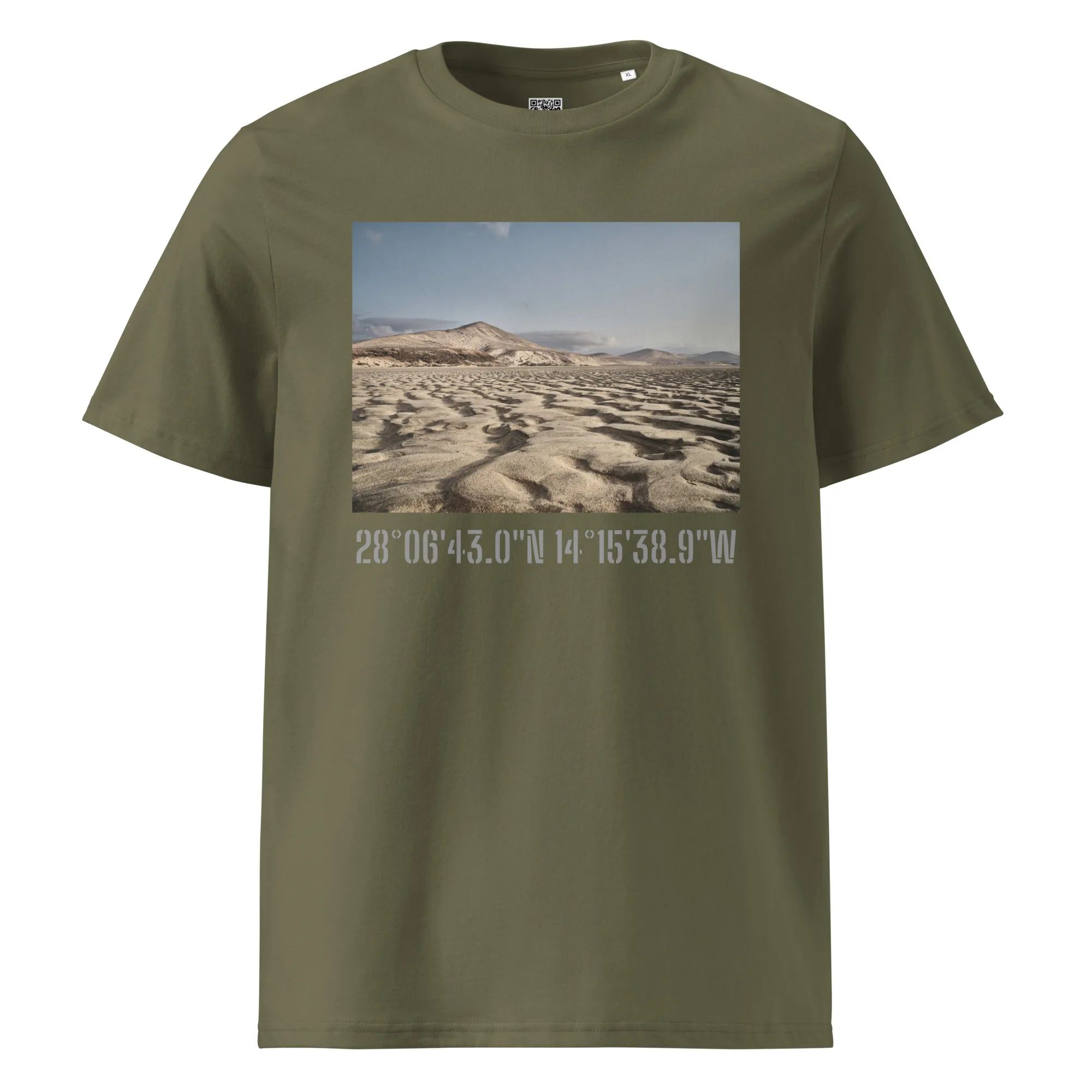 La camiseta unisex Sotavento, que se ofrece en nuestra Tienda Online, presenta un diseño en color verde oliva con un paisaje desértico de dunas de arena y montañas bajo un cielo despejado. Incluye las coordenadas 28°0643.0N 14°1538.9W en la parte inferior, lo que aporta un elemento de Arte Decorativo a esta distintiva pieza.