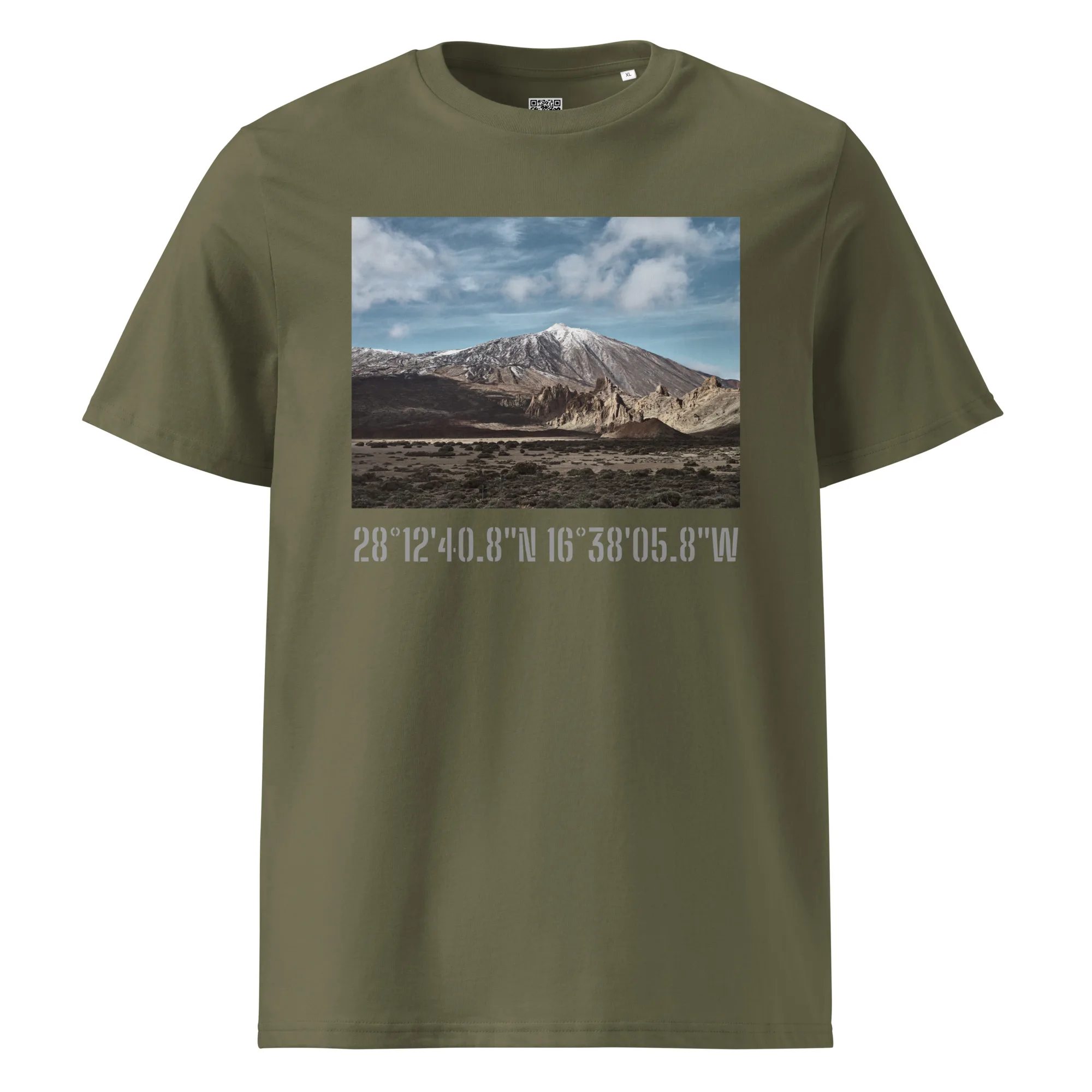 Esta camiseta unisex Teide Nevado en color verde oliva presenta una hermosa imagen de una montaña cubierta de nieve bajo un cielo azul con nubes. Para resaltar el impresionante Paisaje Canario, las coordenadas en negrita 28°1240.8N 16°3805.8W están impresas debajo, lo que agrega un toque artístico a este diseño único.
