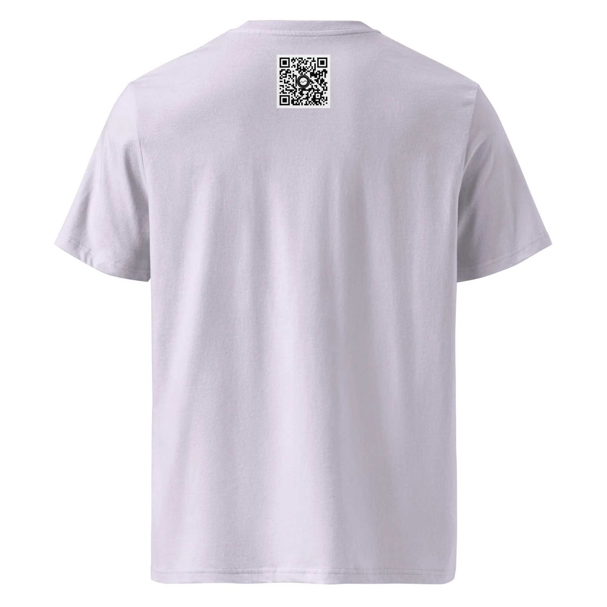 La camiseta unisex "Amanecer desde el Roque de los Muchachos" en color blanco muestra un código QR cerca del escote en la espalda que lleva a Volcanica Productions. La camiseta mantiene una estética minimalista sin diseños ni textos adicionales.
