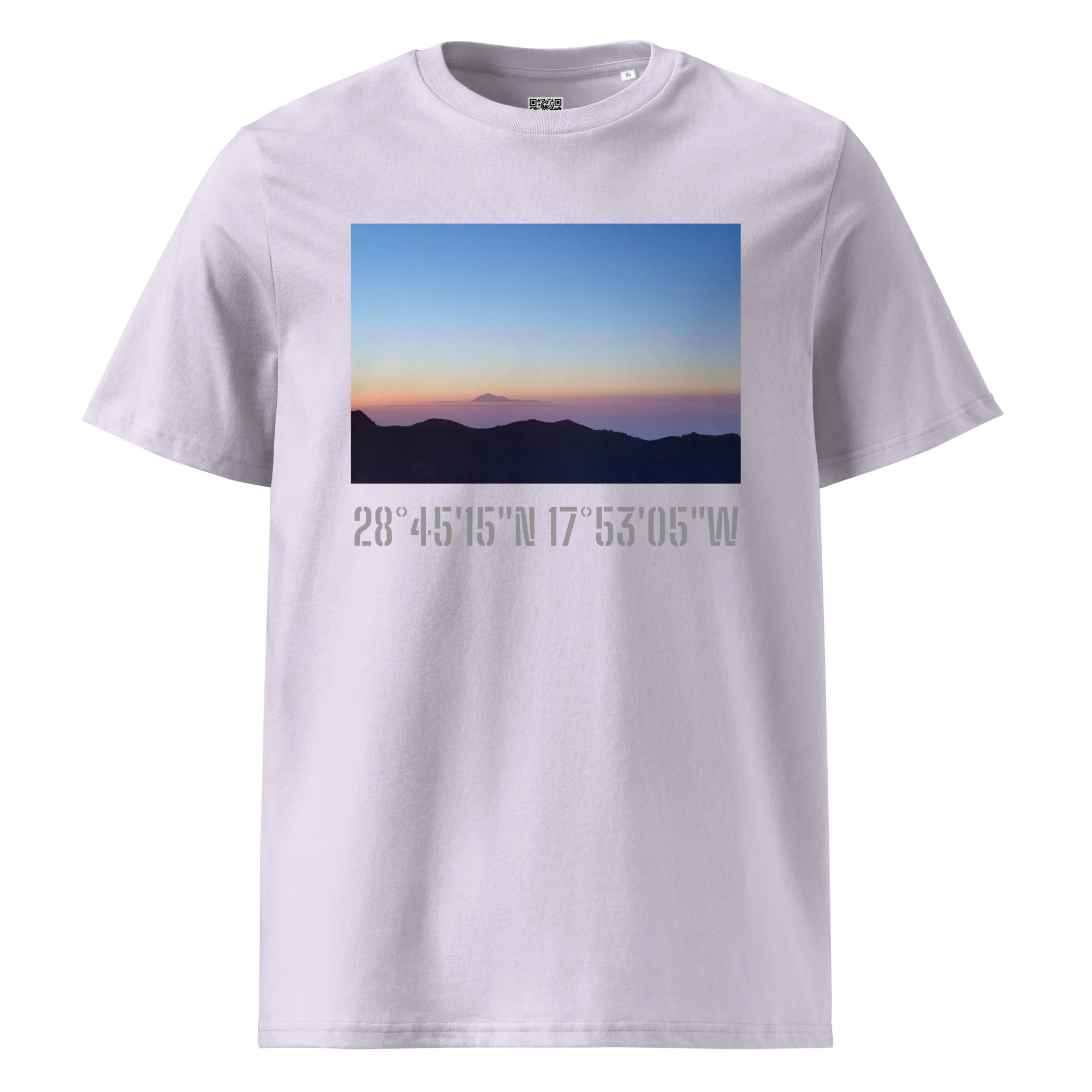 La camiseta unisex Amanecer desde el Roque de los Muchachos de Volcanica Productions presenta una impresionante imagen del atardecer sobre una camiseta gris, que captura la silueta de las montañas distantes. Debajo de la imagen, están impresas las coordenadas geográficas de La Palma, 28°45’15”N 17°53’05”W. Está adornada con exquisitas fotografías impresas que le aportan un toque único.