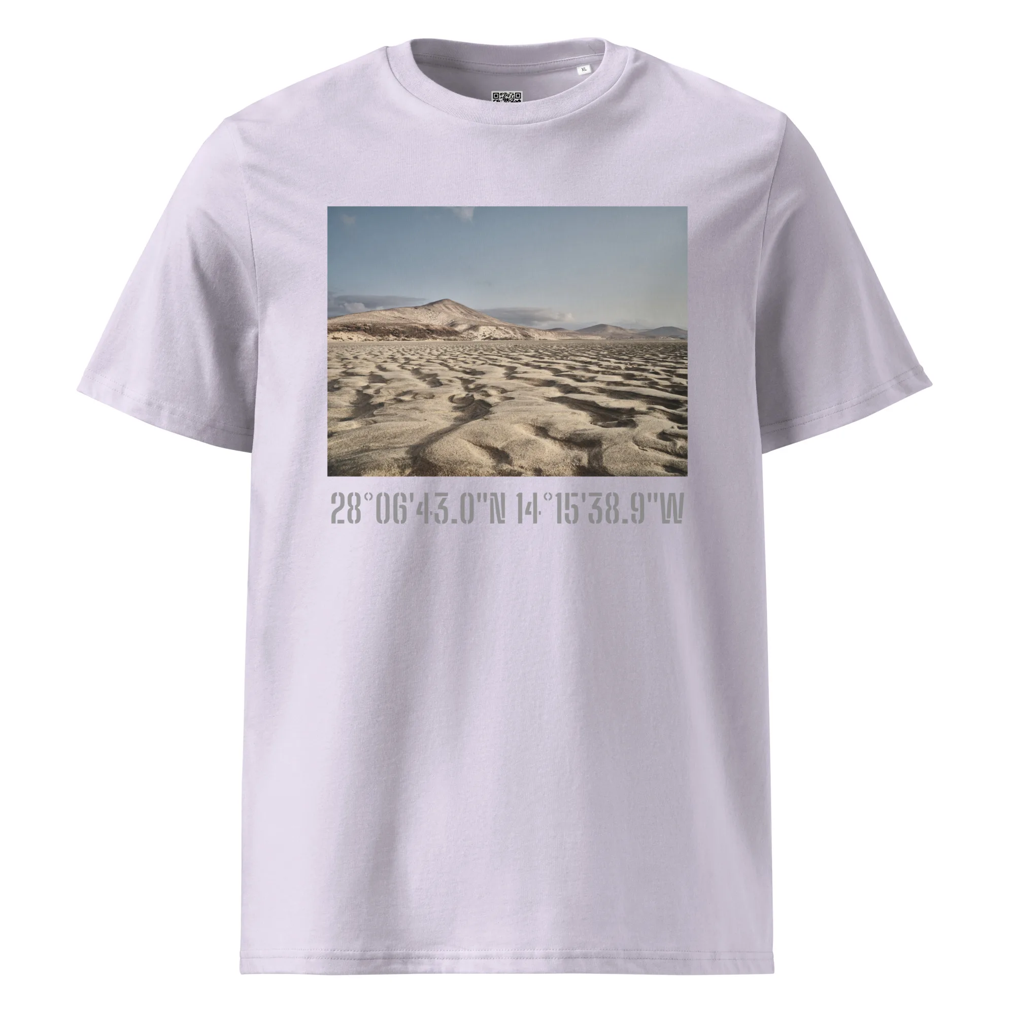 Echa un vistazo a la Camiseta unisex Sotavento, una camiseta blanca que muestra una imagen impresa de un paisaje desértico rocoso bajo un cielo azul. Las coordenadas 28°0643.0N 14°1538.9W se muestran elegantemente debajo de la imagen de Volcanica Productions, perfecta para los entusiastas de las fotografías impresas exclusivas disponibles en nuestra Tienda Online.