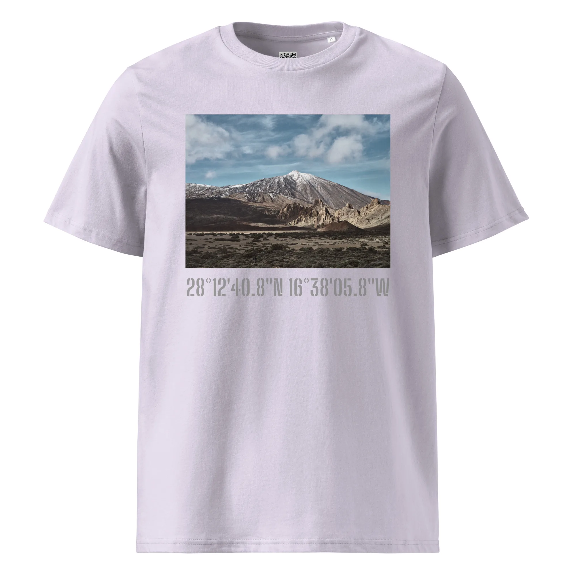 La camiseta unisex Teide Nevado de Volcanica Productions presenta una representación de una cordillera con formaciones rocosas bajo un cielo azul. Debajo de esta imagen artística se muestran las coordenadas impresas 28°1240.8N 16°3805.8W. Esta pieza exclusiva está disponible en Tienda Online para los amantes del Arte Decorativo.