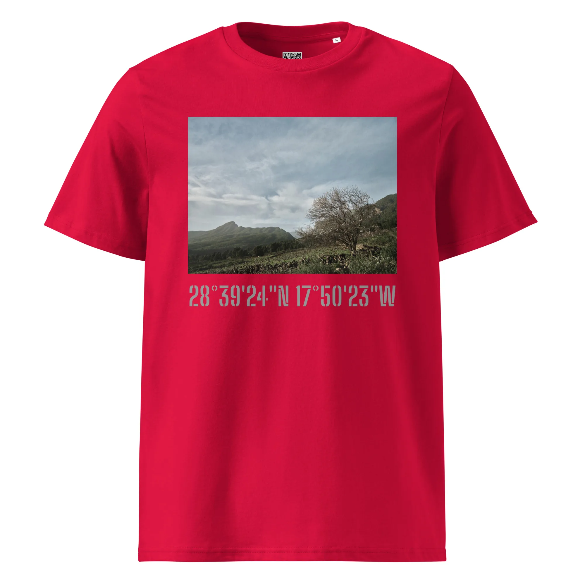 Esta "Camiseta unisex Camino Virgen del Pino" de Volcanica Productions muestra una cautivadora fotografía de un paisaje con una montaña, un cielo nublado y un árbol. Debajo de la imagen, encontrarás las coordenadas: 28° 39' 24" N, 17° 50' 23" W. Está disponible para su compra exclusivamente en nuestra tienda en línea para aquellos que aprecian las fotografías impresas de calidad.