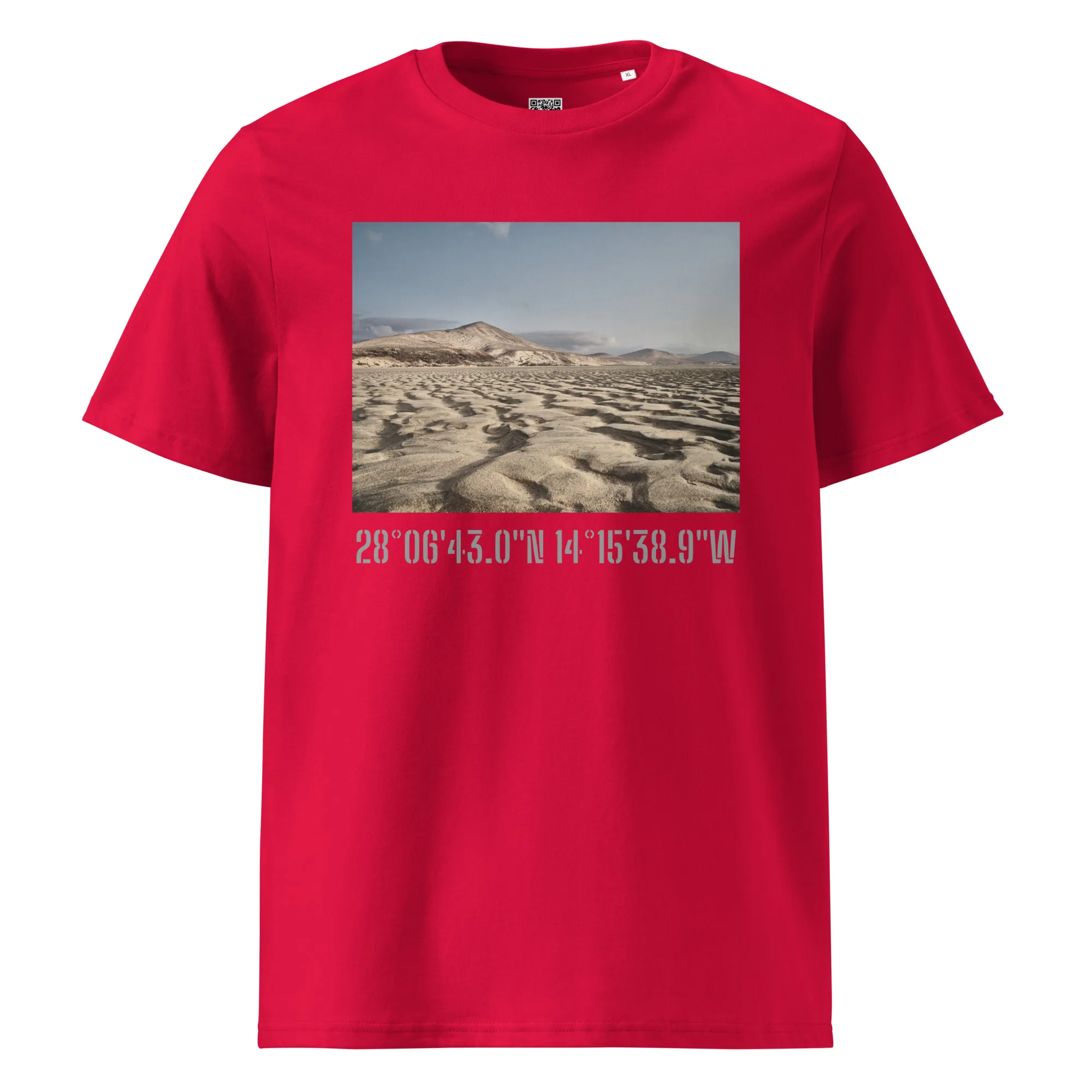 Presentamos la Camiseta unisex Sotavento, una camiseta roja que muestra una impresionante imagen de un paisaje de dunas bajo un cielo azul. Las coordenadas 28°0643.0N 14°1538.9W están elegantemente impresas debajo de la fotografía, plasmando la esencia de Fotografías impresas de La Palma. Disponible ahora en nuestra Tienda Online.