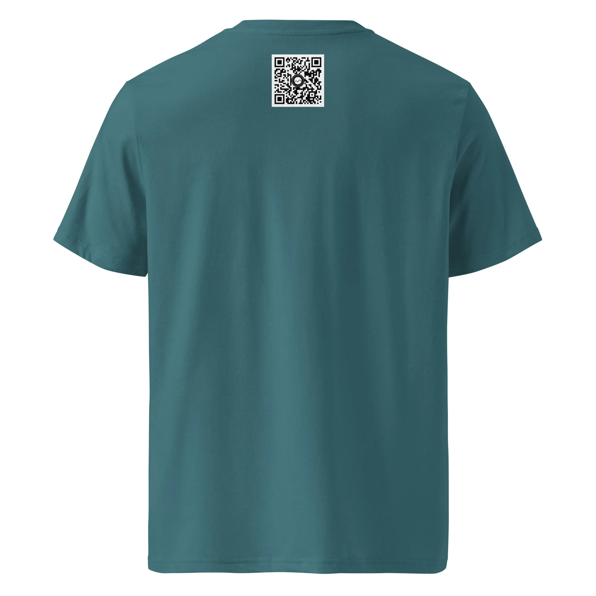 Vista posterior de la Camiseta unisex Sotavento en color verde azulado, con código QR cerca del escote, disponible en nuestra Tienda Online. La camiseta luce elegante sobre un fondo blanco liso, combinándose a la perfección con nuestra colección inspirada en Paisajes Canarios.