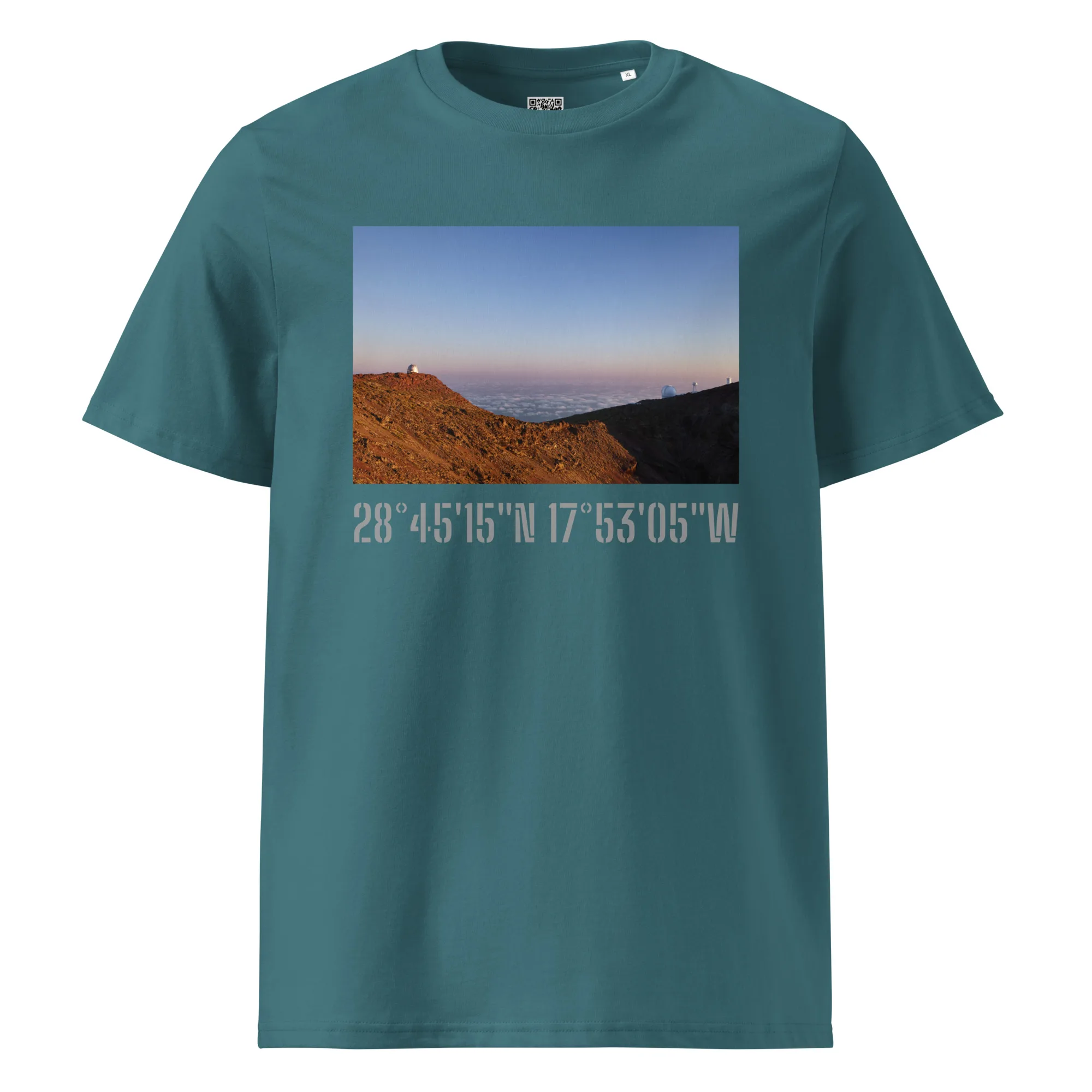 Una camiseta verde azulado con una impresionante fotografía del paisaje montañoso de La Palma al atardecer, con una persona de pie triunfante en la cima. Debajo de esta impresionante escena de Paisajes Canarios se muestran las coordenadas: 28°4515N 17°5305W, disponible como Camiseta unisex Telescopios del Roque de los Muchachos.