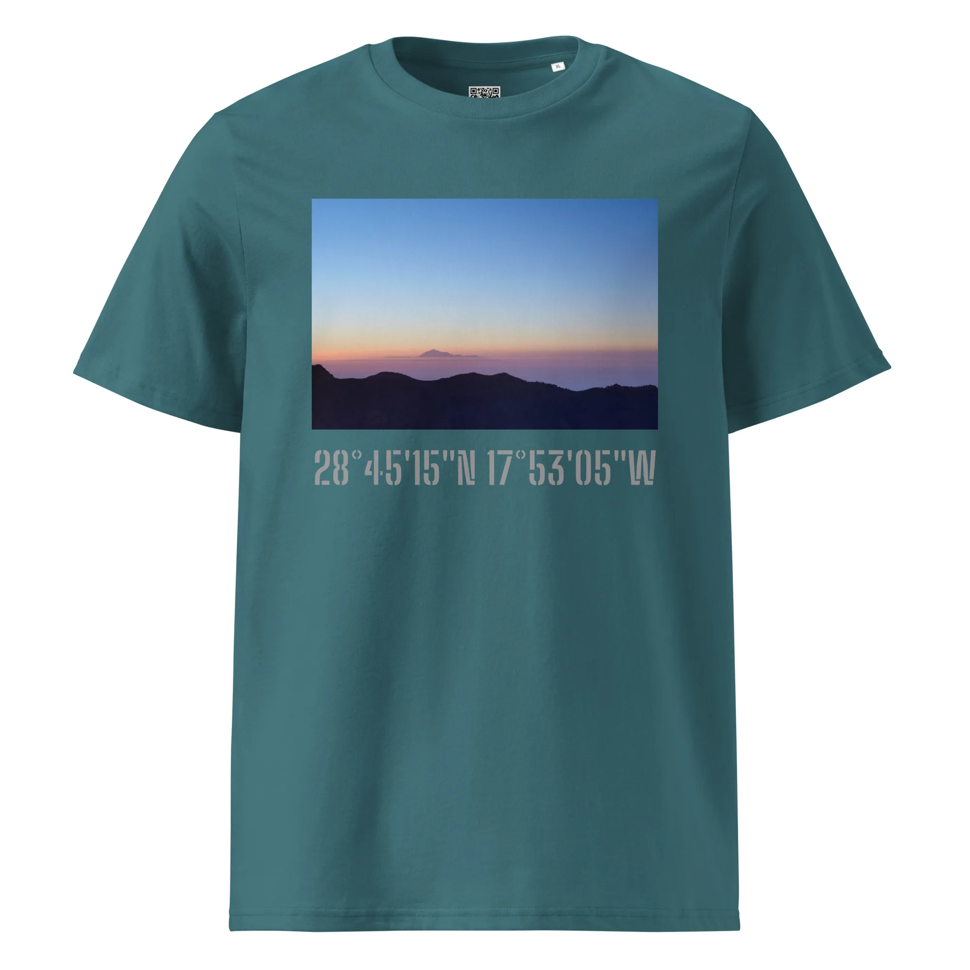 Camiseta verde azulado titulada "Camiseta unisex Amanecer desde el Roque de los Muchachos", adornada con una impresionante fotografía de un amanecer o atardecer sobre una cordillera. Diseñada por Volcanica Productions, esta pieza captura la esencia de Paisajes Canarios. Las coordenadas 28°4515N 17°5305W están elegantemente impresas debajo de la imagen, lo que le agrega un toque aventurero.