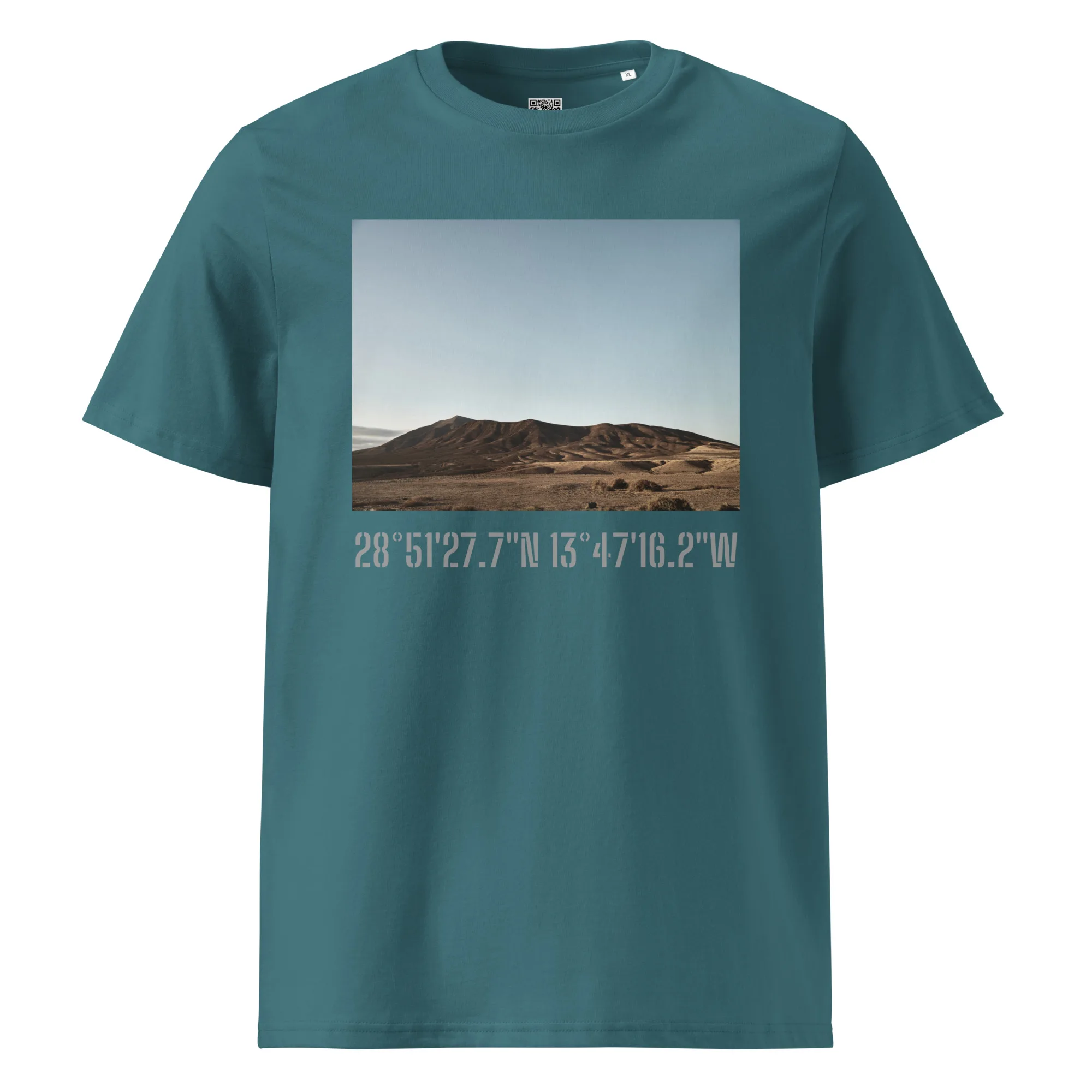 Camiseta unisex de color verde con un paisaje de colinas onduladas bajo un cielo azul que recuerda a Paisajes Canarios. Debajo de la imagen se muestran las coordenadas: 28°51'27.7"N 13°47'16.2"W, que probablemente apuntan a La Palma. Nombre del producto: Camiseta unisex Los Ajaches.