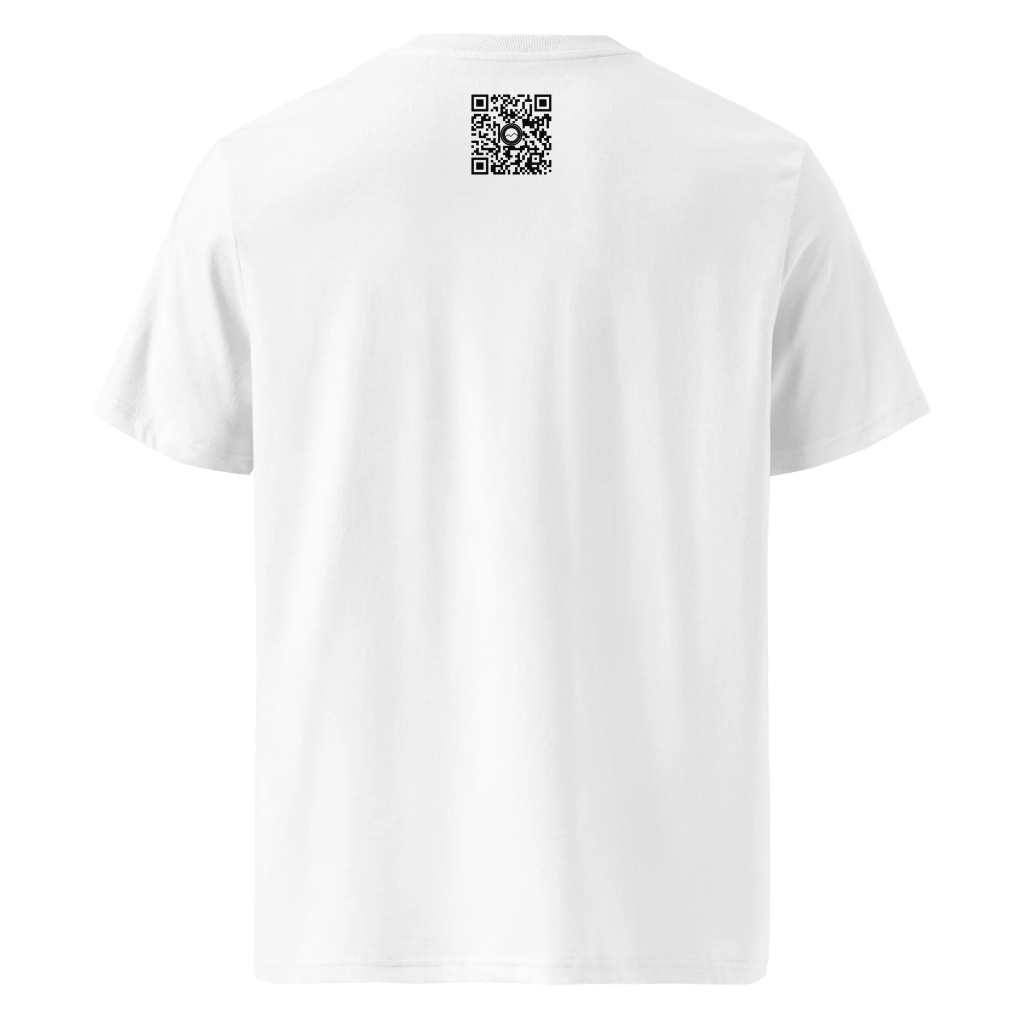 La camiseta unisex Telescopios del Roque de los Muchachos, que se presenta sobre un fondo blanco liso, tiene un código QR impreso en la parte superior de la espalda. Disponible ahora en Tienda Online, esta pieza es perfecta para los fans de Volcanica Productions.