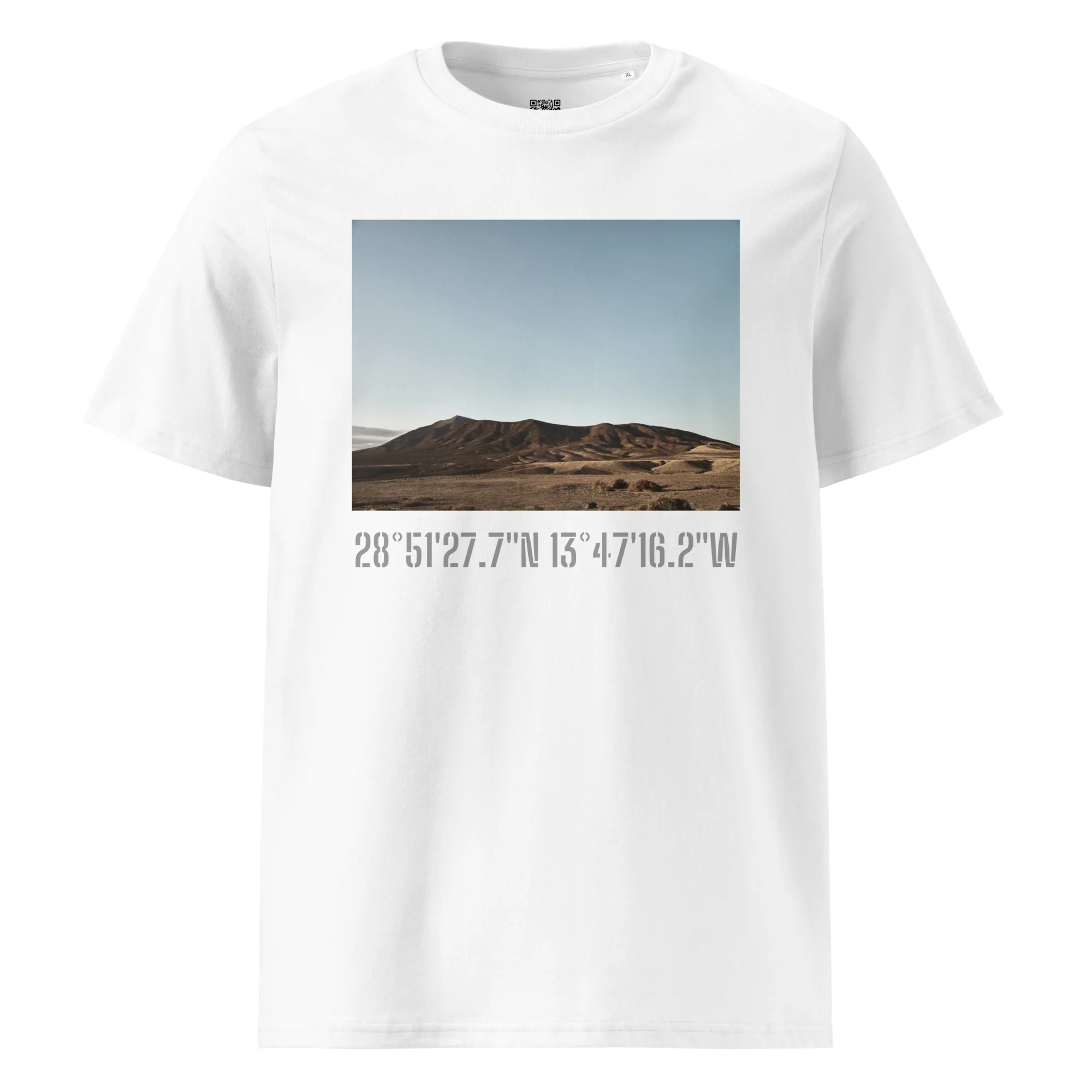 Esta camiseta unisex Los Ajaches muestra un impresionante paisaje desértico con montañas distantes bajo un cielo azul claro. Debajo de la imagen, se muestran elegantemente las coordenadas geográficas, lo que la hace perfecta para quienes aprecian el arte decorativo y las fotografías impresas del impresionante paisaje de La Palma.