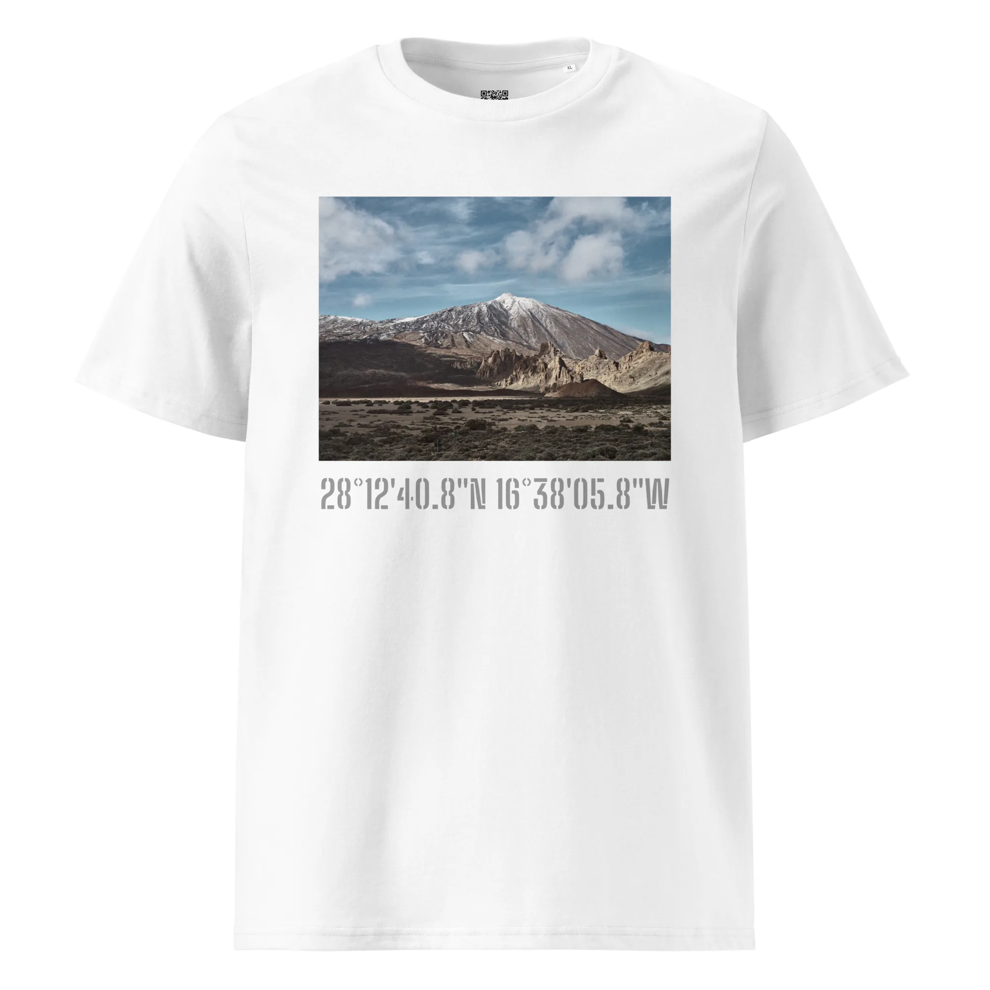 La camiseta unisex Teide Nevado presenta una fotografía panorámica de una montaña bajo un cielo nublado que captura la esencia de los Paisajes Canarios. Debajo de la imagen, están impresas las coordenadas geográficas: 28°1240.8N 16°3805.8W, que añaden un elemento de Arte Decorativo que evoca la belleza de La Palma.